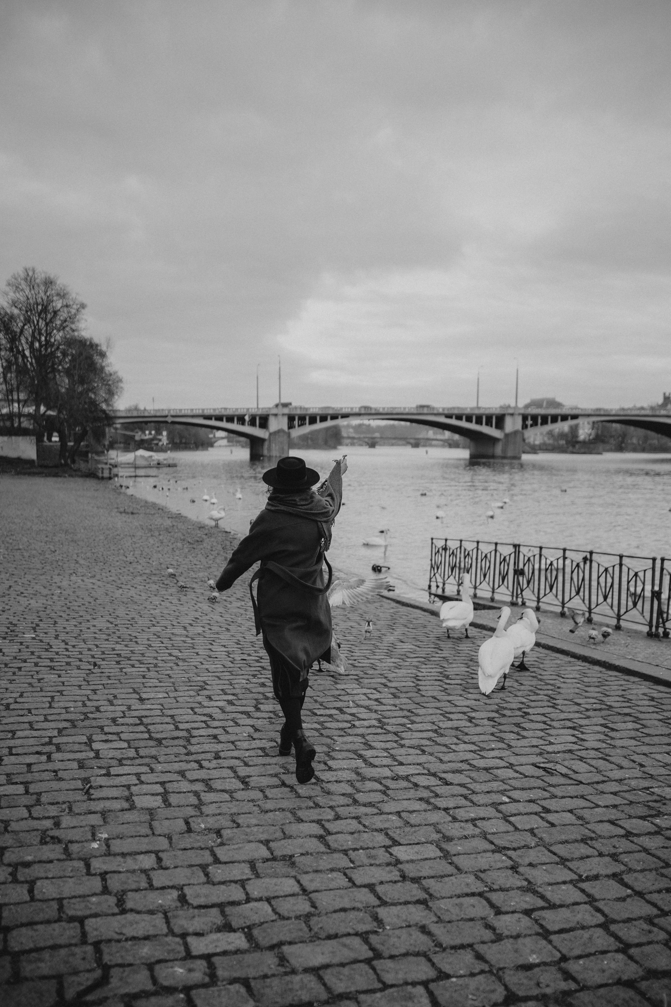 River, coat and birds. Фотограф в Праге Анна Лебедева