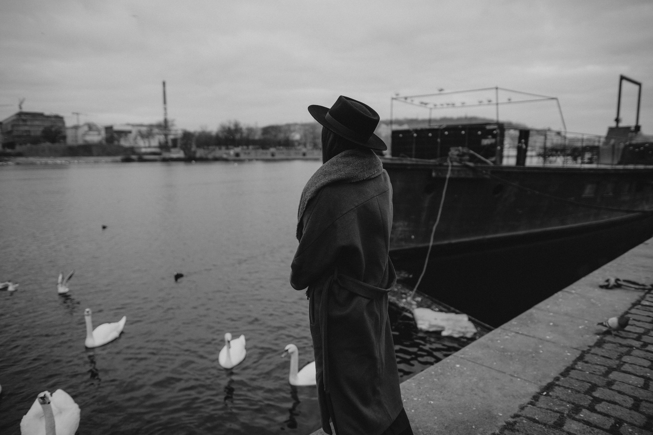 River, coat and birds. Фотограф в Праге Анна Лебедева
