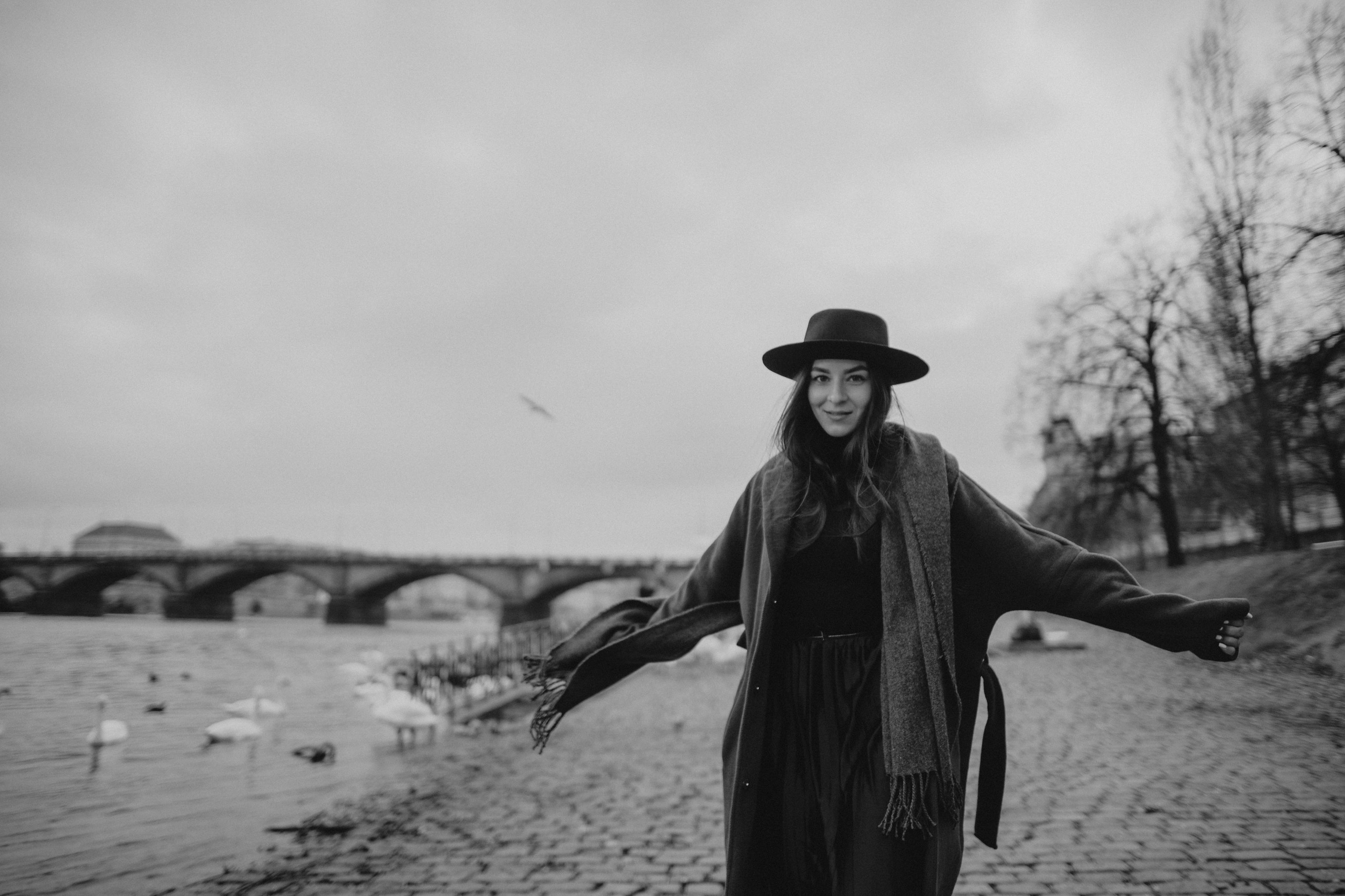 River, coat and birds. Фотограф в Праге Анна Лебедева