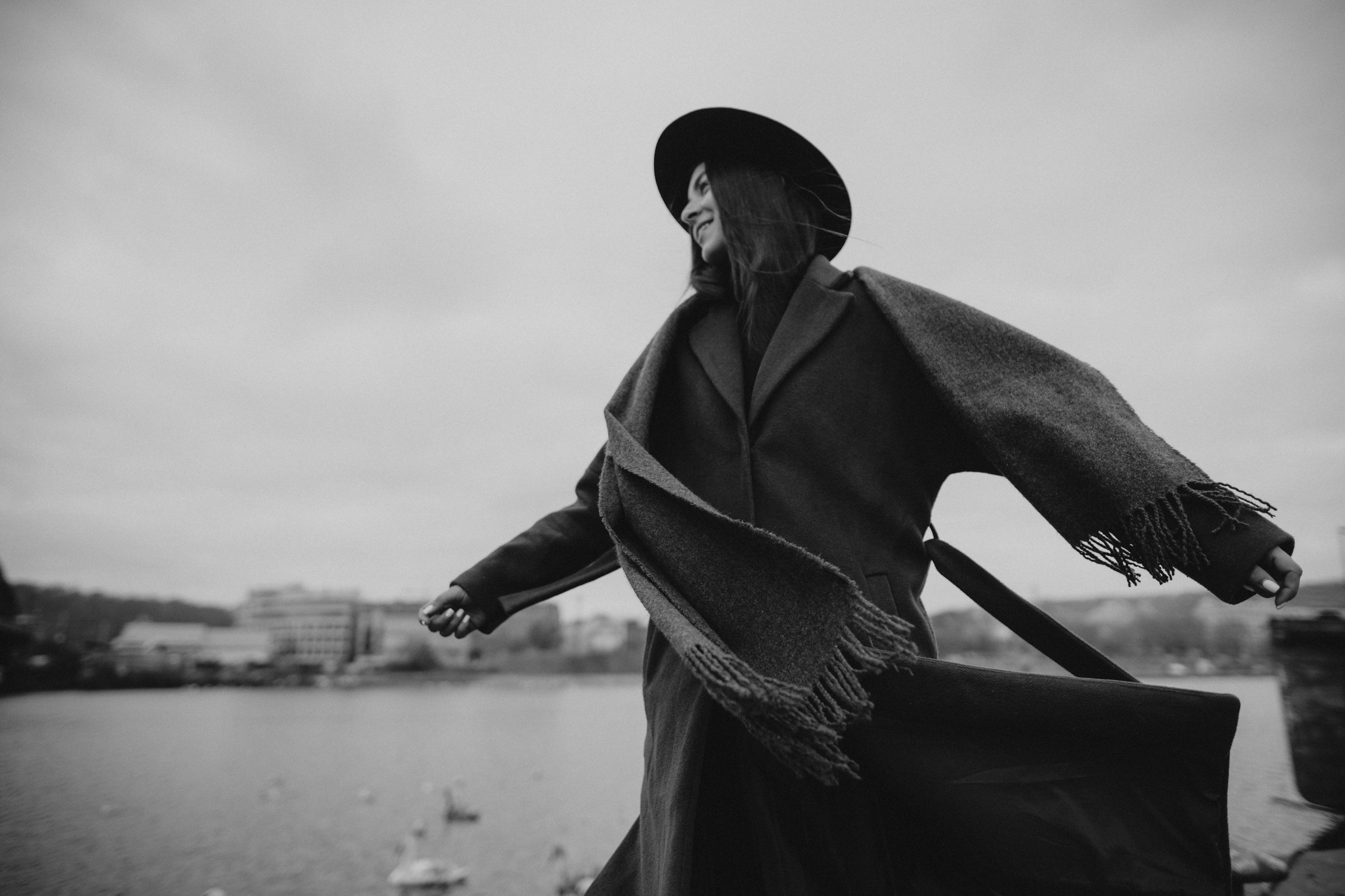 River, coat and birds. Фотограф в Праге Анна Лебедева