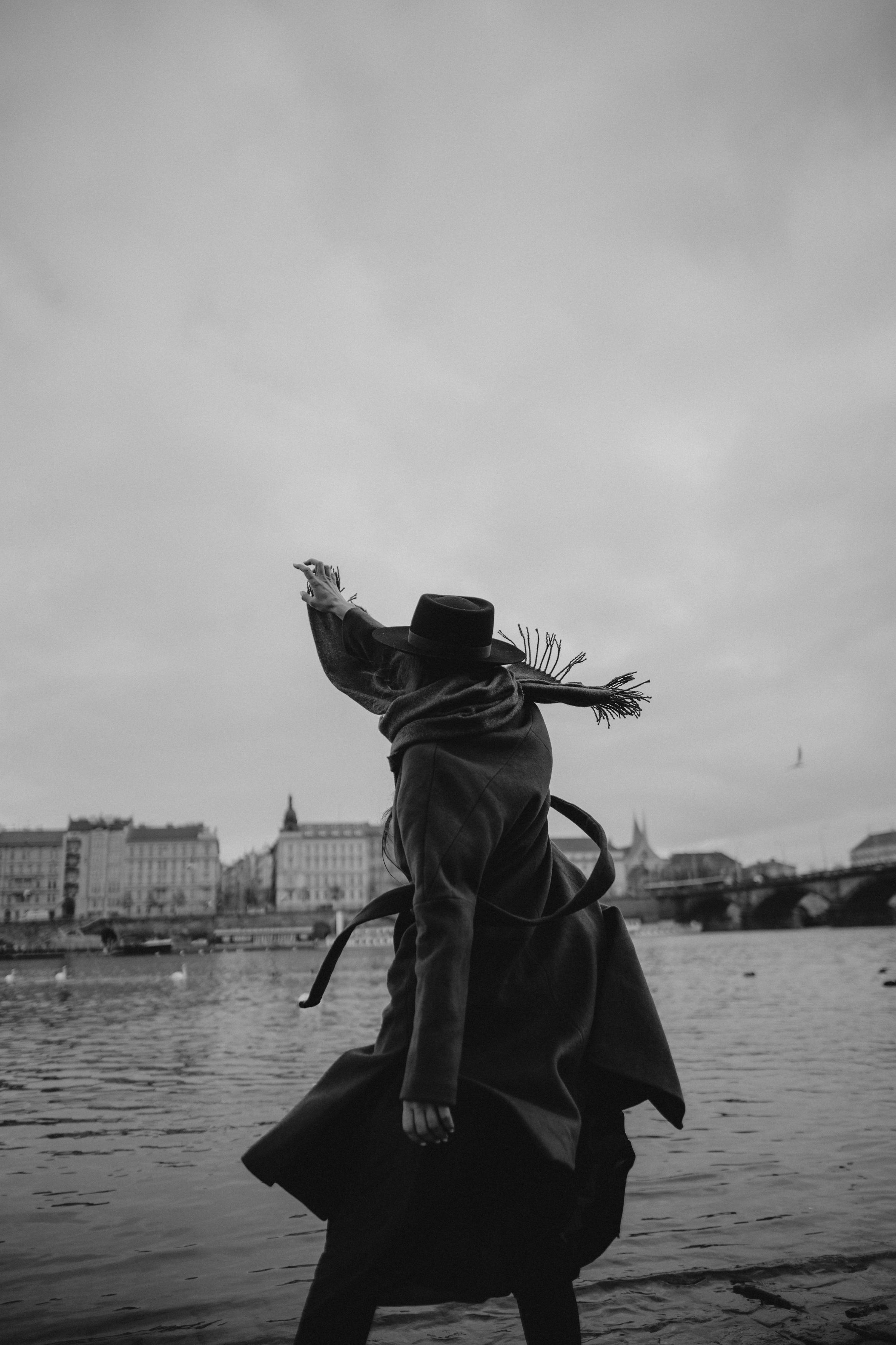 River, coat and birds. Фотограф в Праге Анна Лебедева