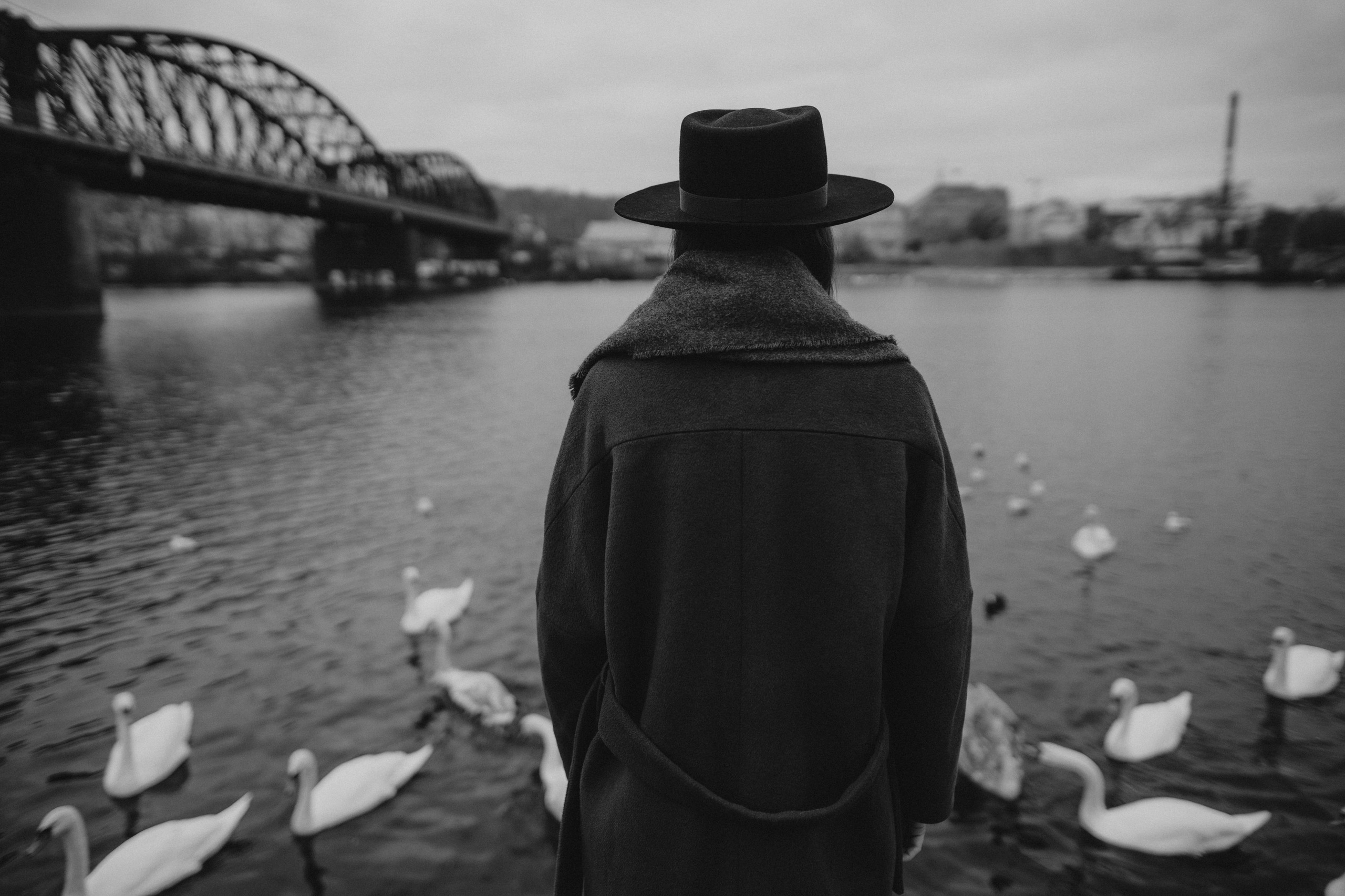 River, coat and birds. Фотограф в Праге Анна Лебедева