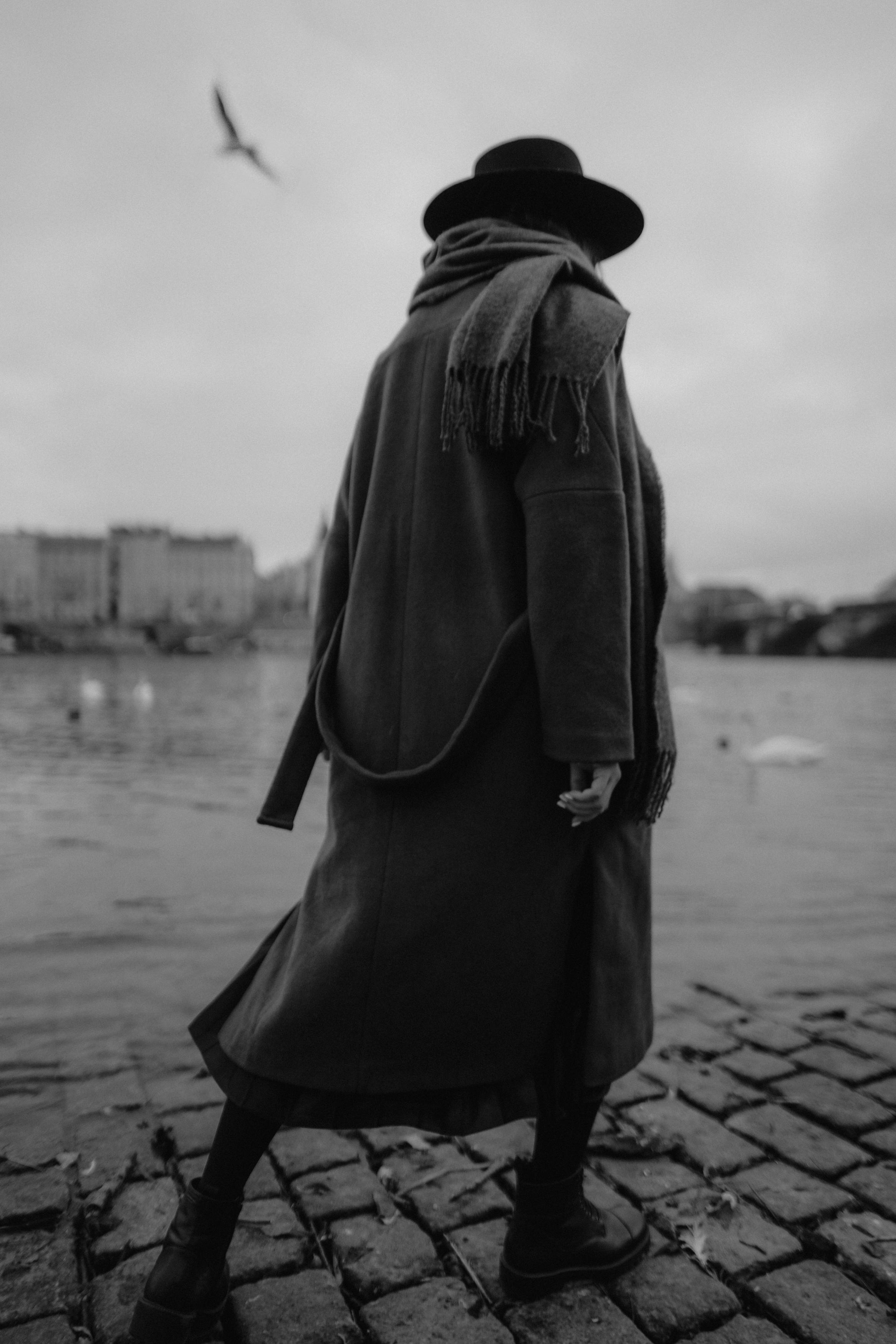 River, coat and birds. Фотограф в Праге Анна Лебедева