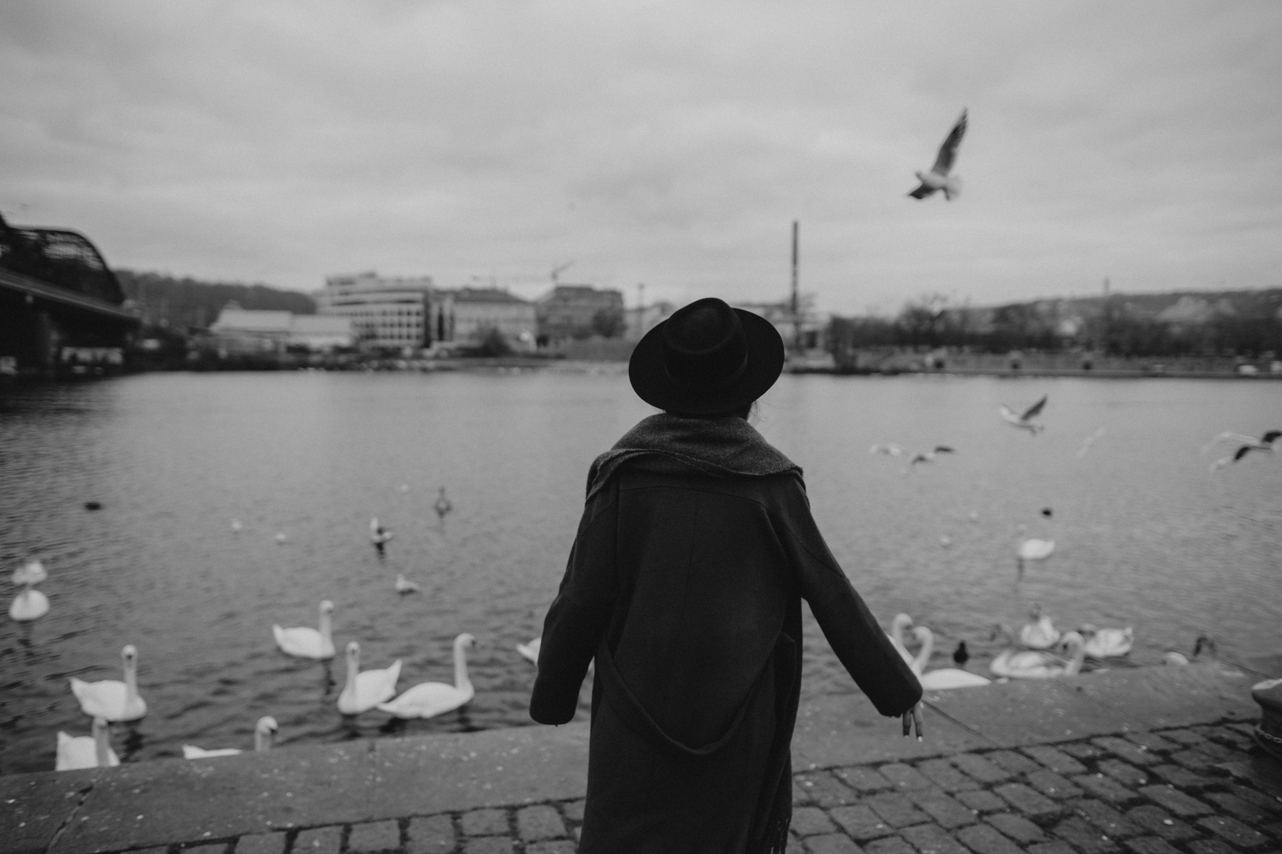 River, coat and birds. Фотограф в Праге Анна Лебедева