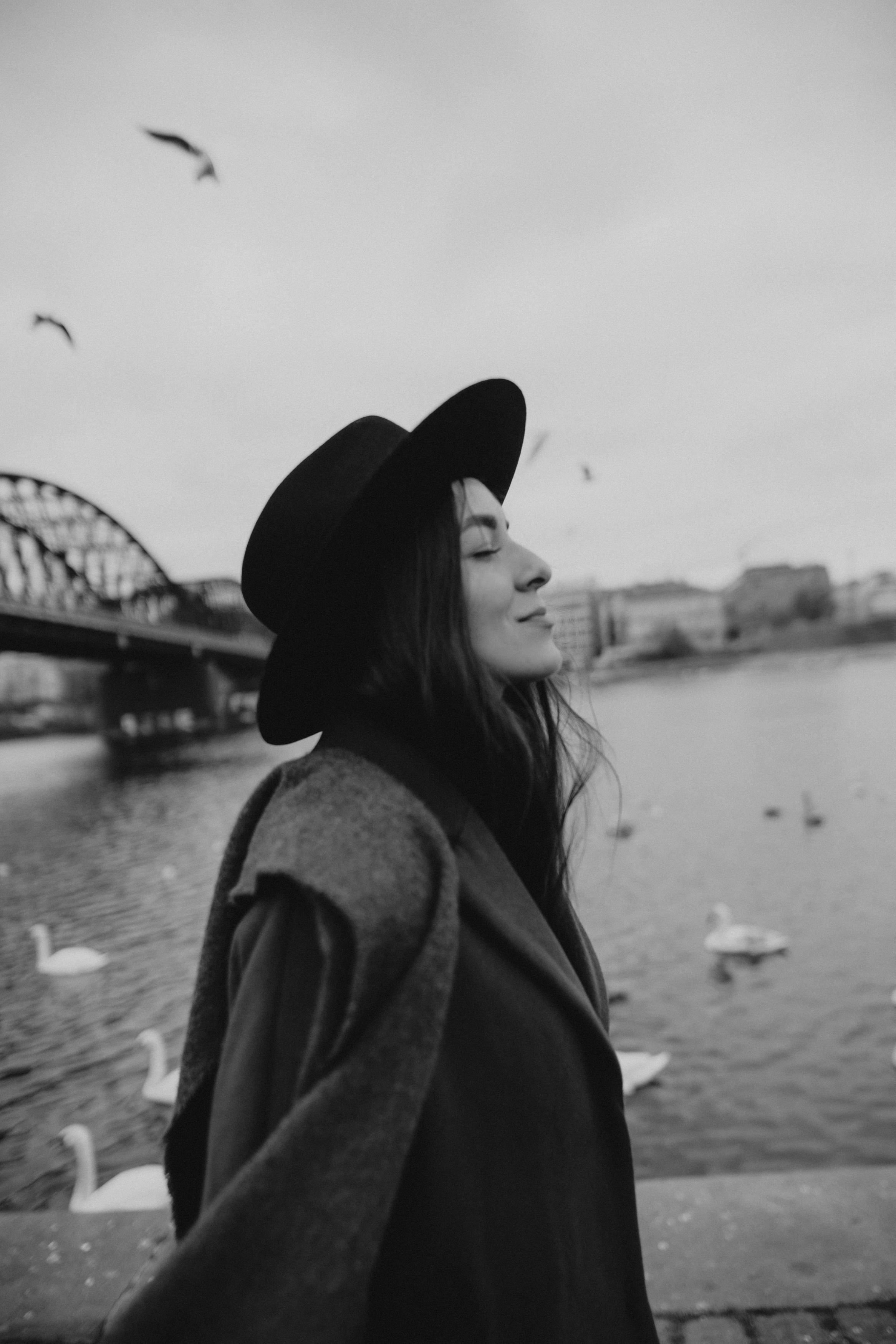 River, coat and birds. Фотограф в Праге Анна Лебедева