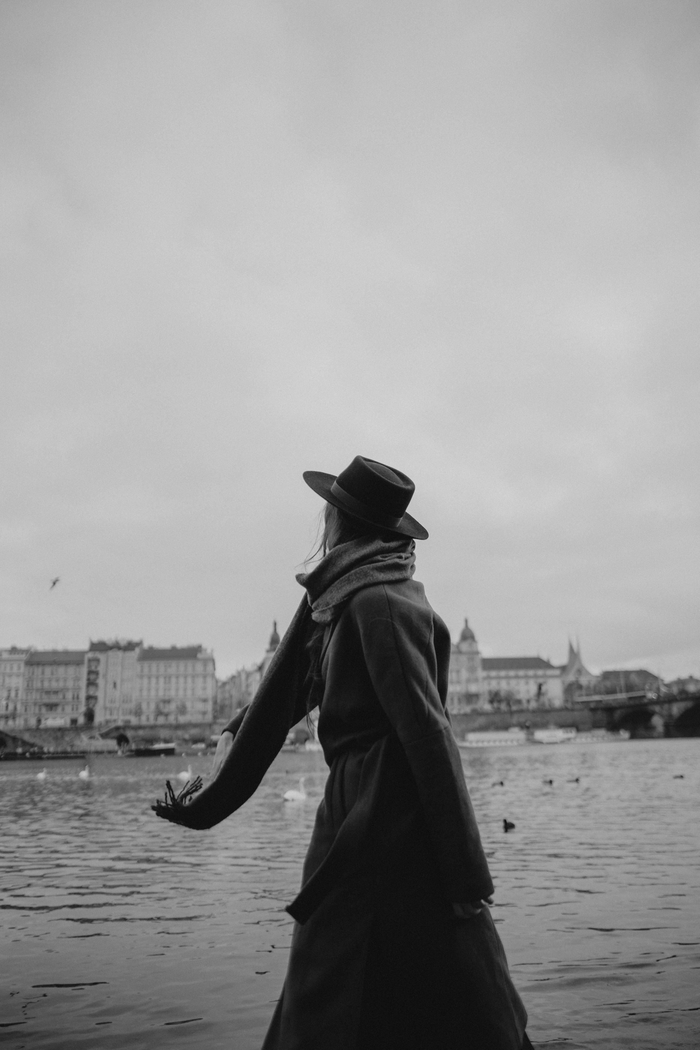 River, coat and birds. Фотограф в Праге Анна Лебедева