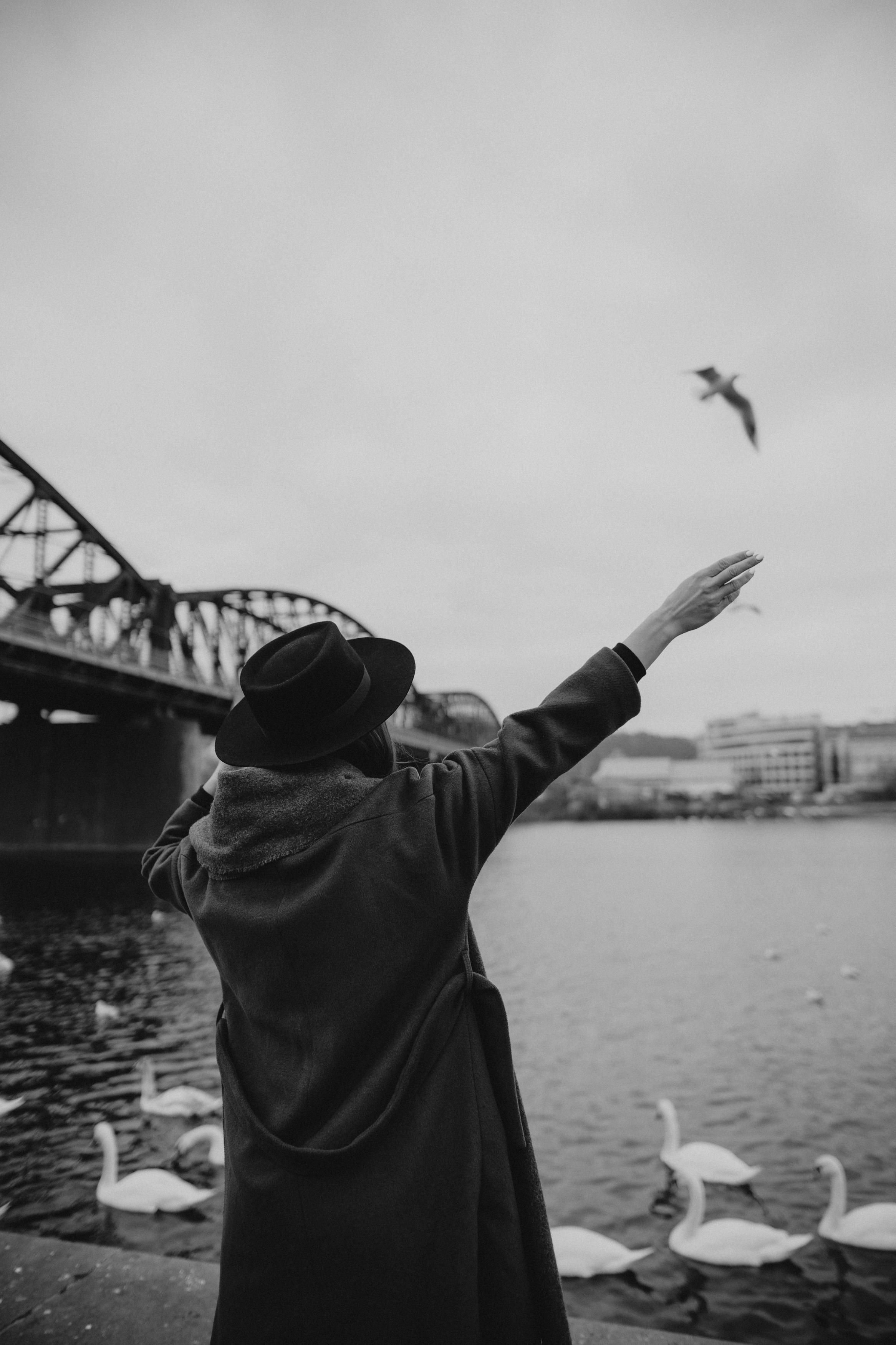 River, coat and birds. Фотограф в Праге Анна Лебедева