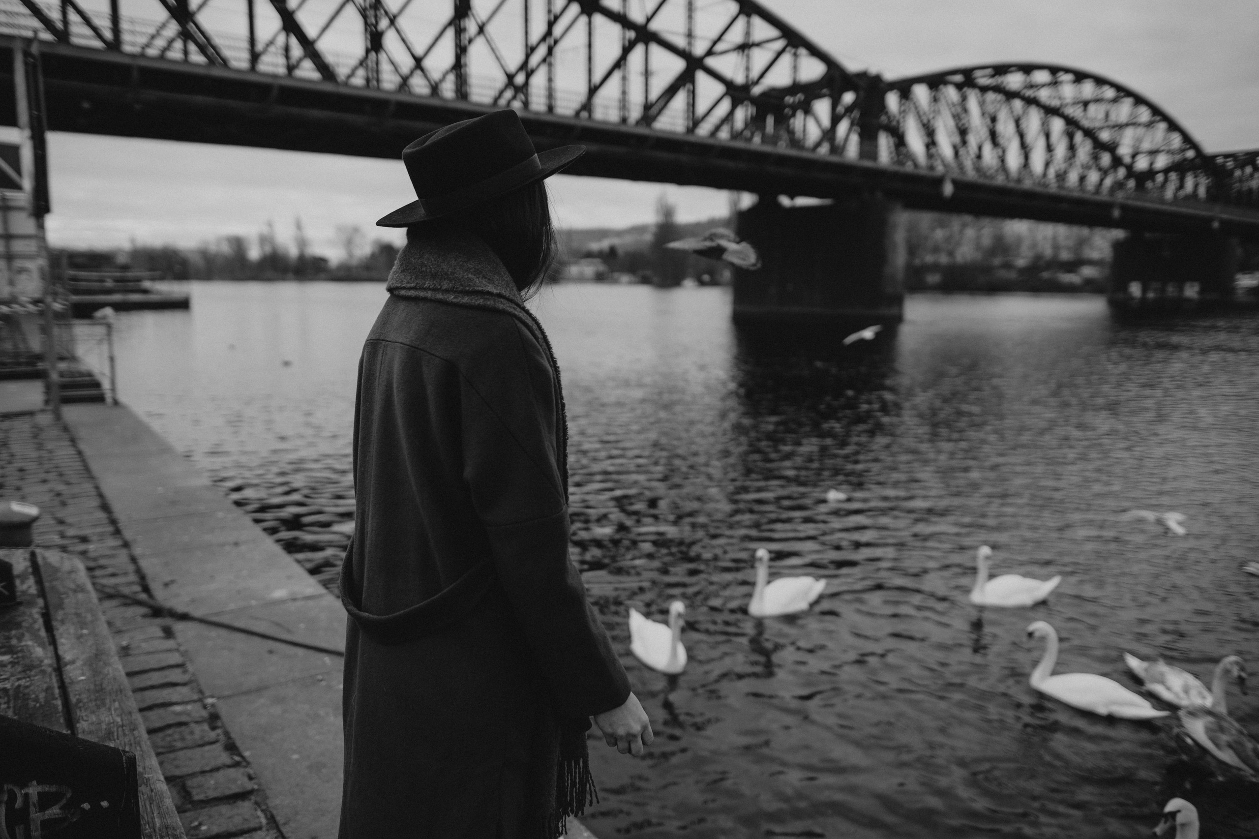 River, coat and birds. Фотограф в Праге Анна Лебедева