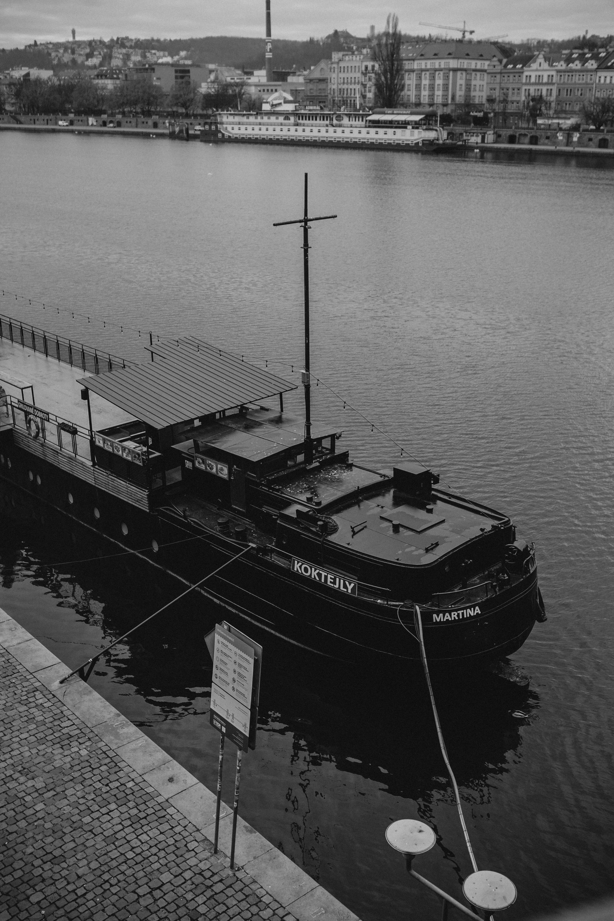 River, coat and birds. Фотограф в Праге Анна Лебедева