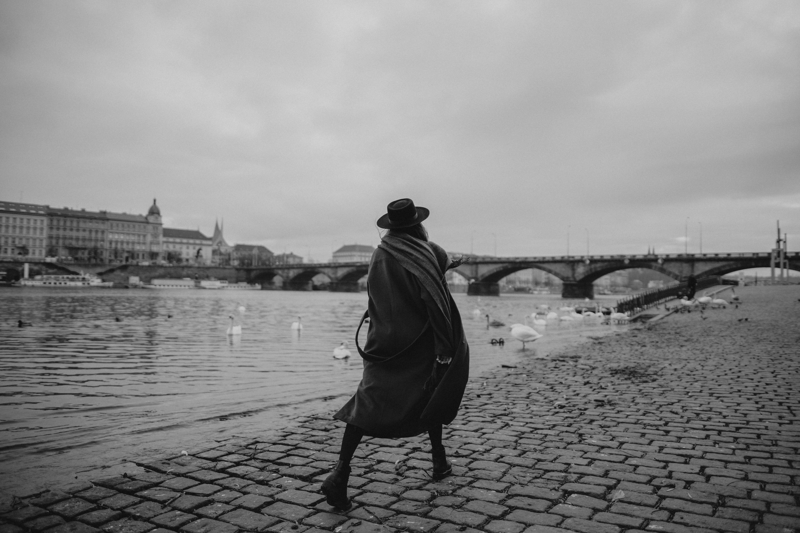 River, coat and birds. Фотограф в Праге Анна Лебедева