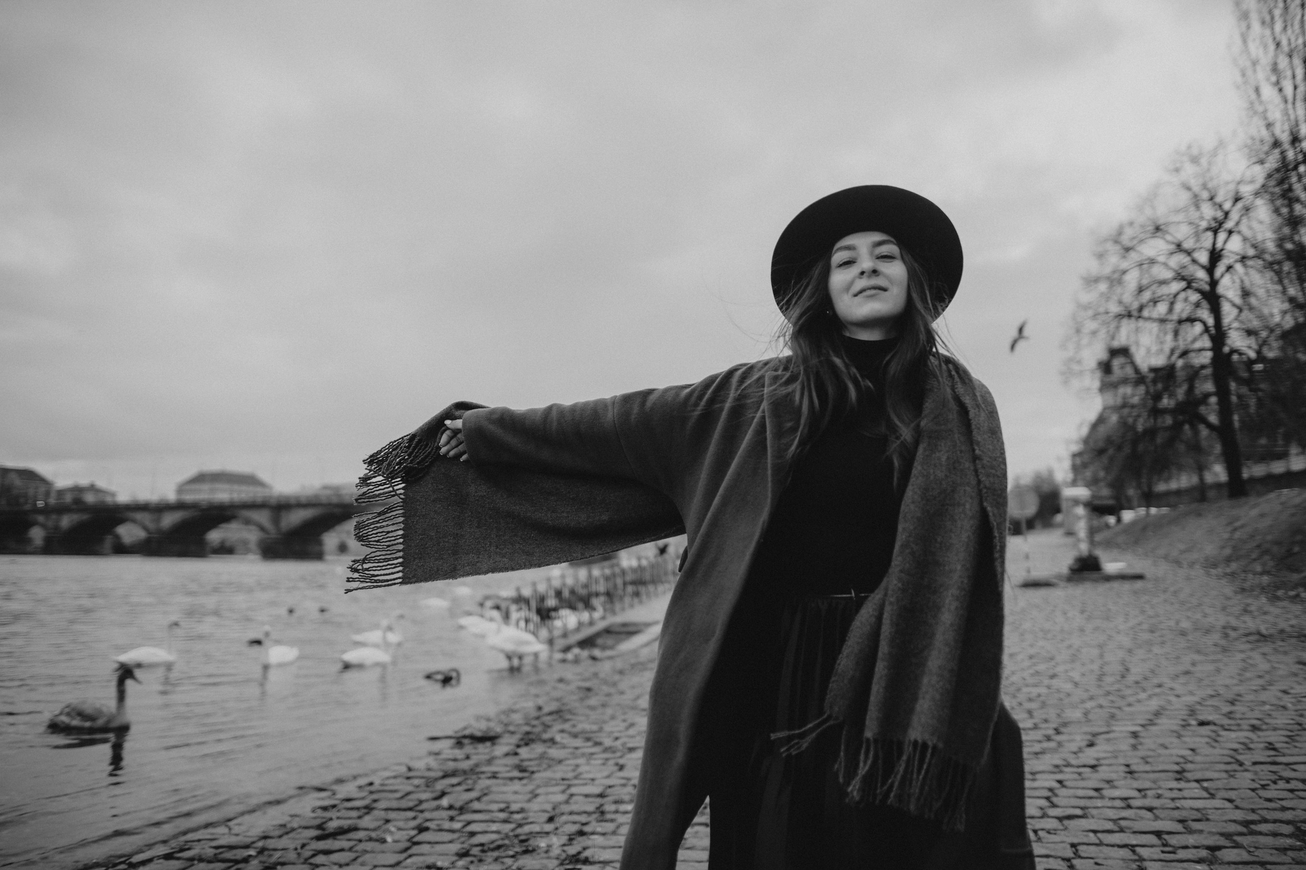 River, coat and birds. Фотограф в Праге Анна Лебедева