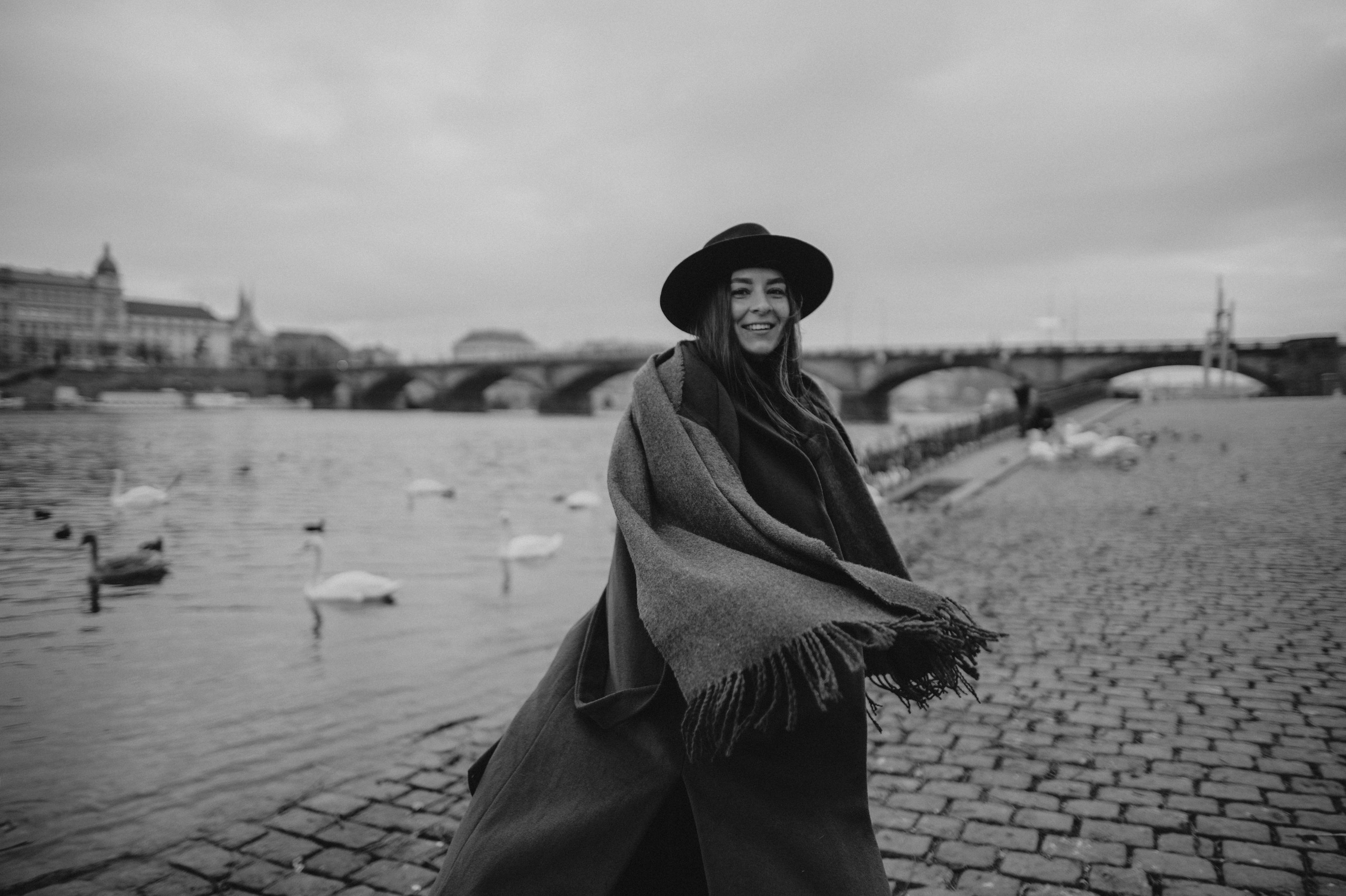 River, coat and birds. Фотограф в Праге Анна Лебедева