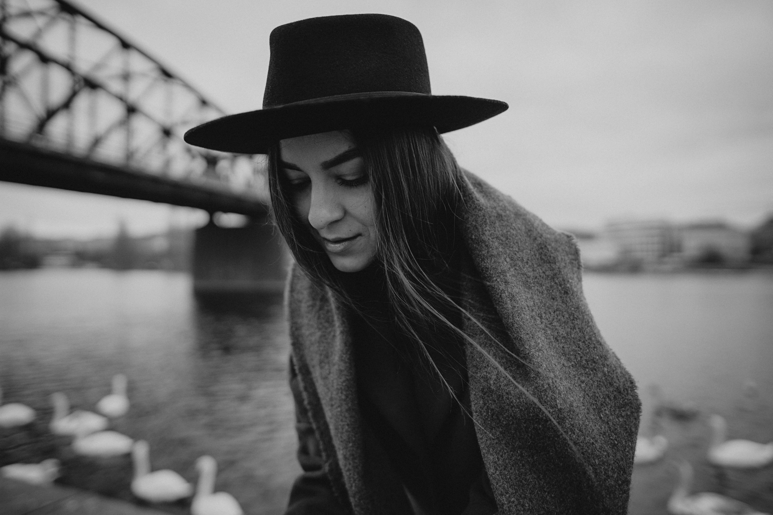 River, coat and birds. Фотограф в Праге Анна Лебедева