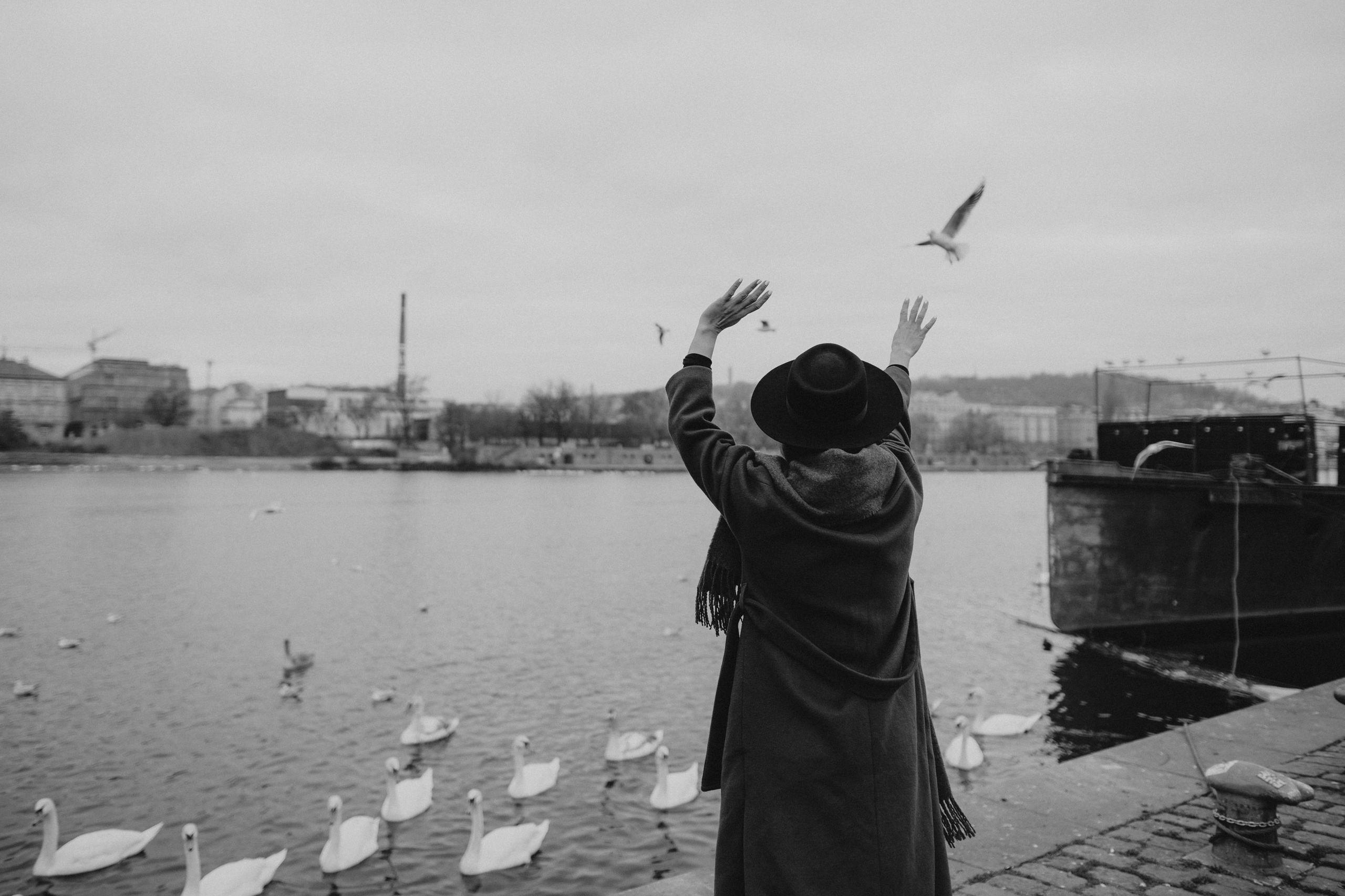 River, coat and birds. Фотограф в Праге Анна Лебедева