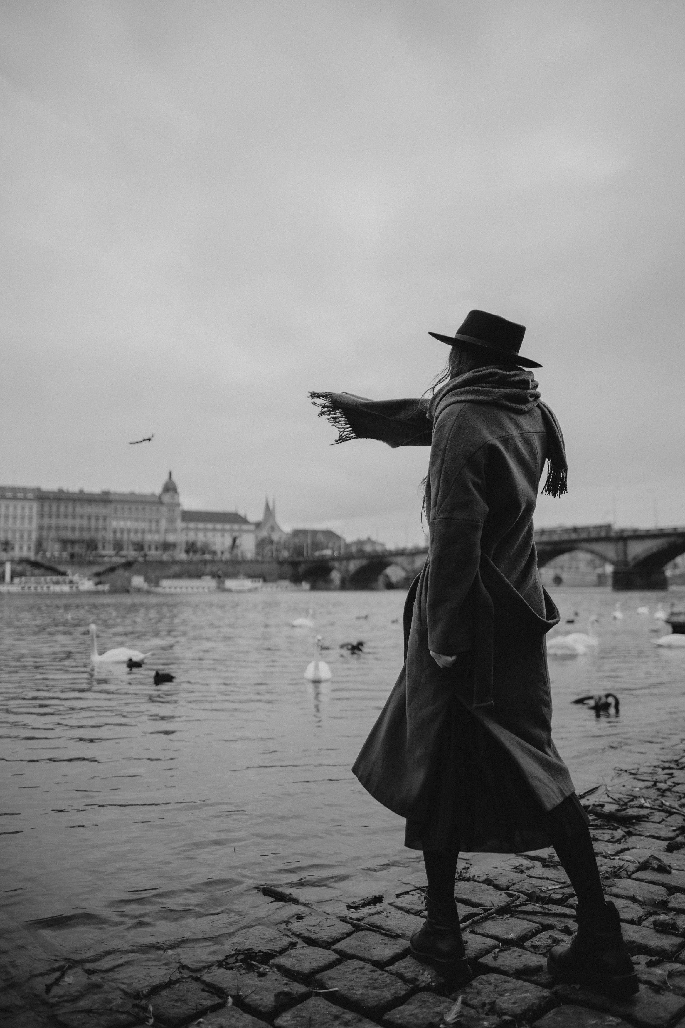 River, coat and birds. Фотограф в Праге Анна Лебедева