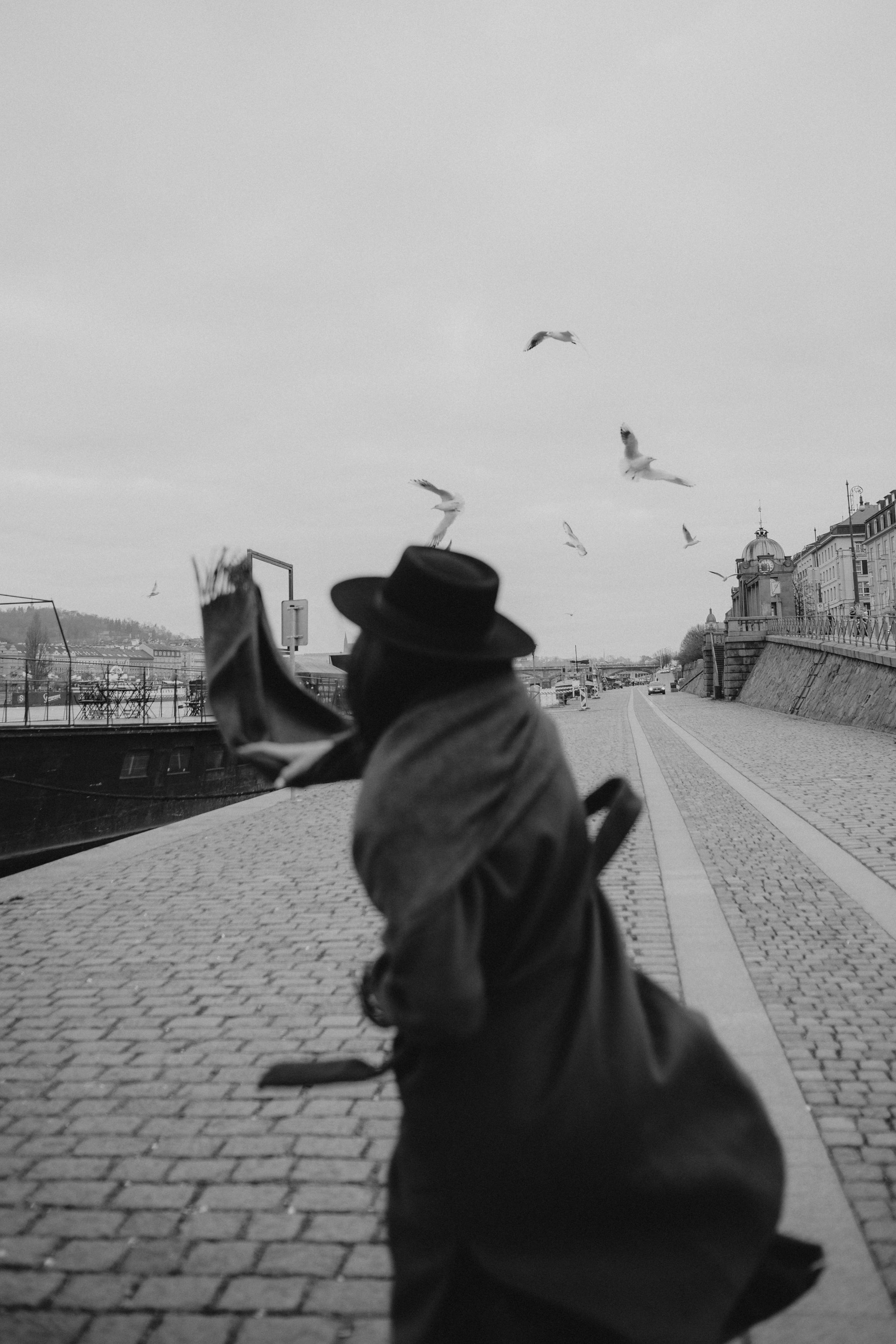 River, coat and birds. Фотограф в Праге Анна Лебедева