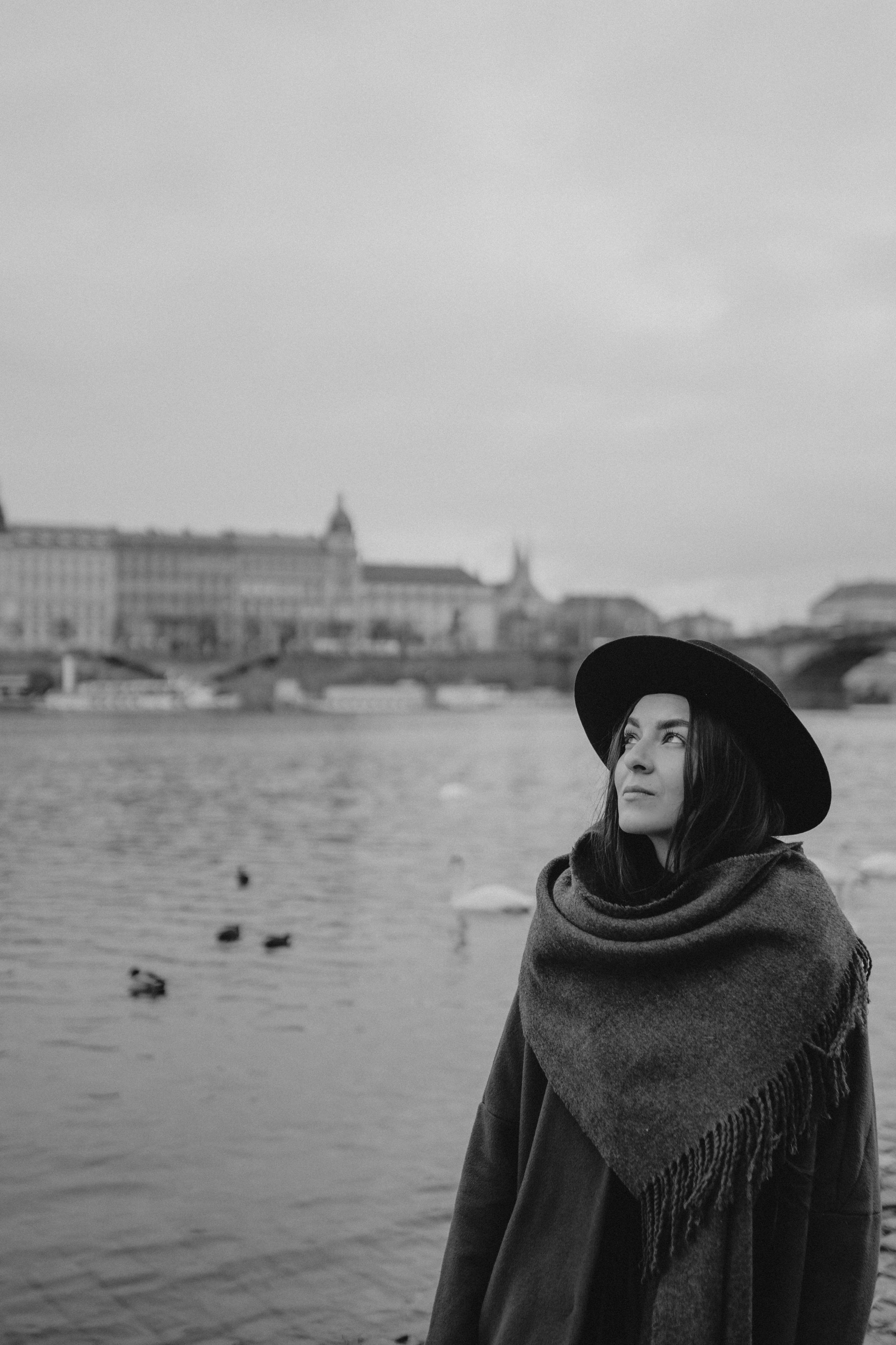 River, coat and birds. Фотограф в Праге Анна Лебедева