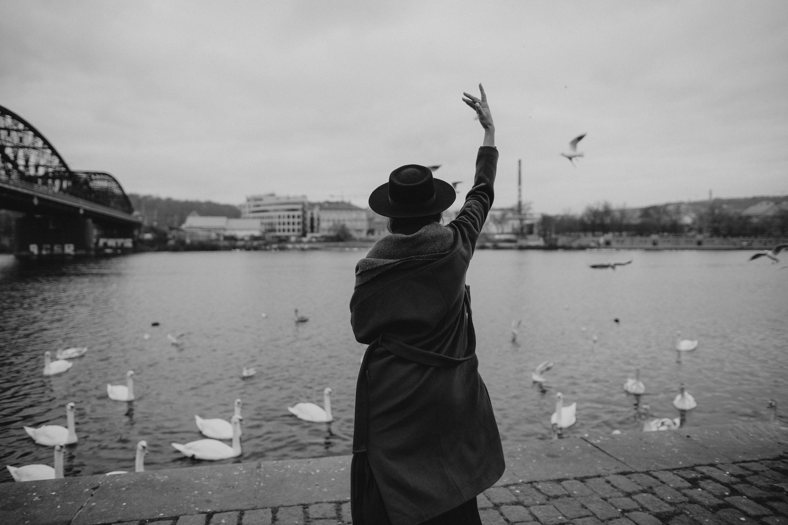 River, coat and birds. Фотограф в Праге Анна Лебедева