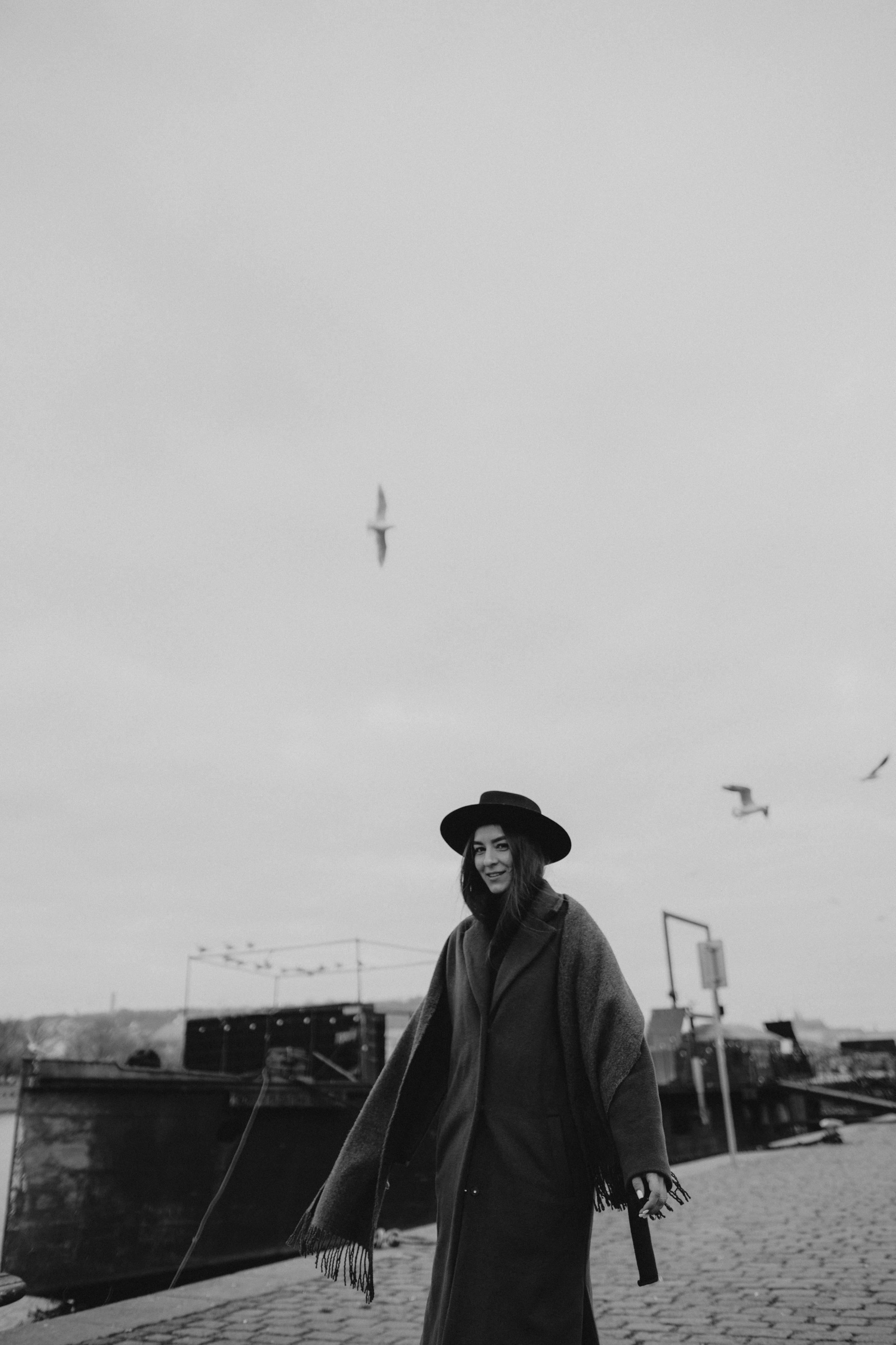 River, coat and birds. Фотограф в Праге Анна Лебедева