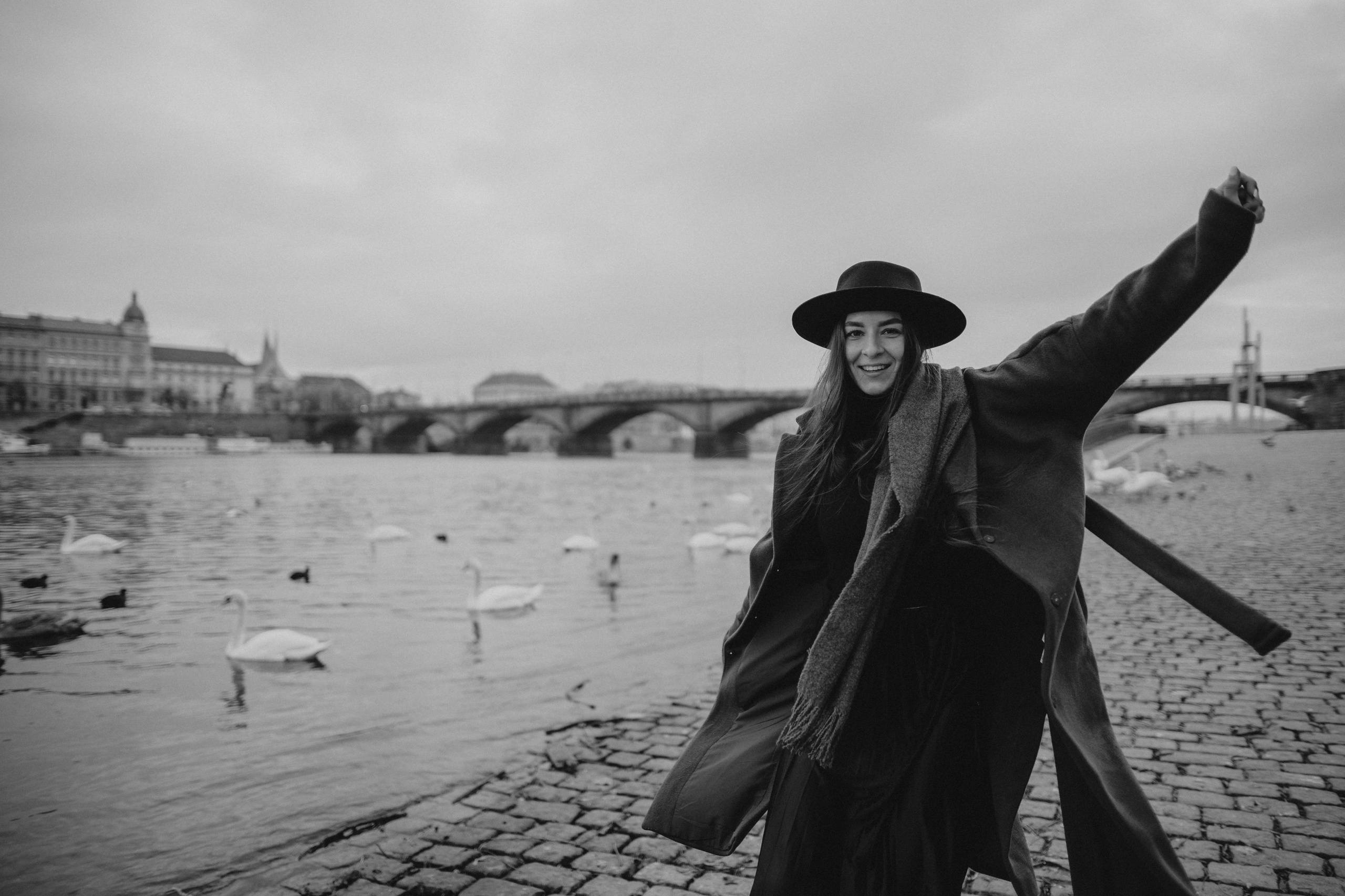 River, coat and birds. Фотограф в Праге Анна Лебедева