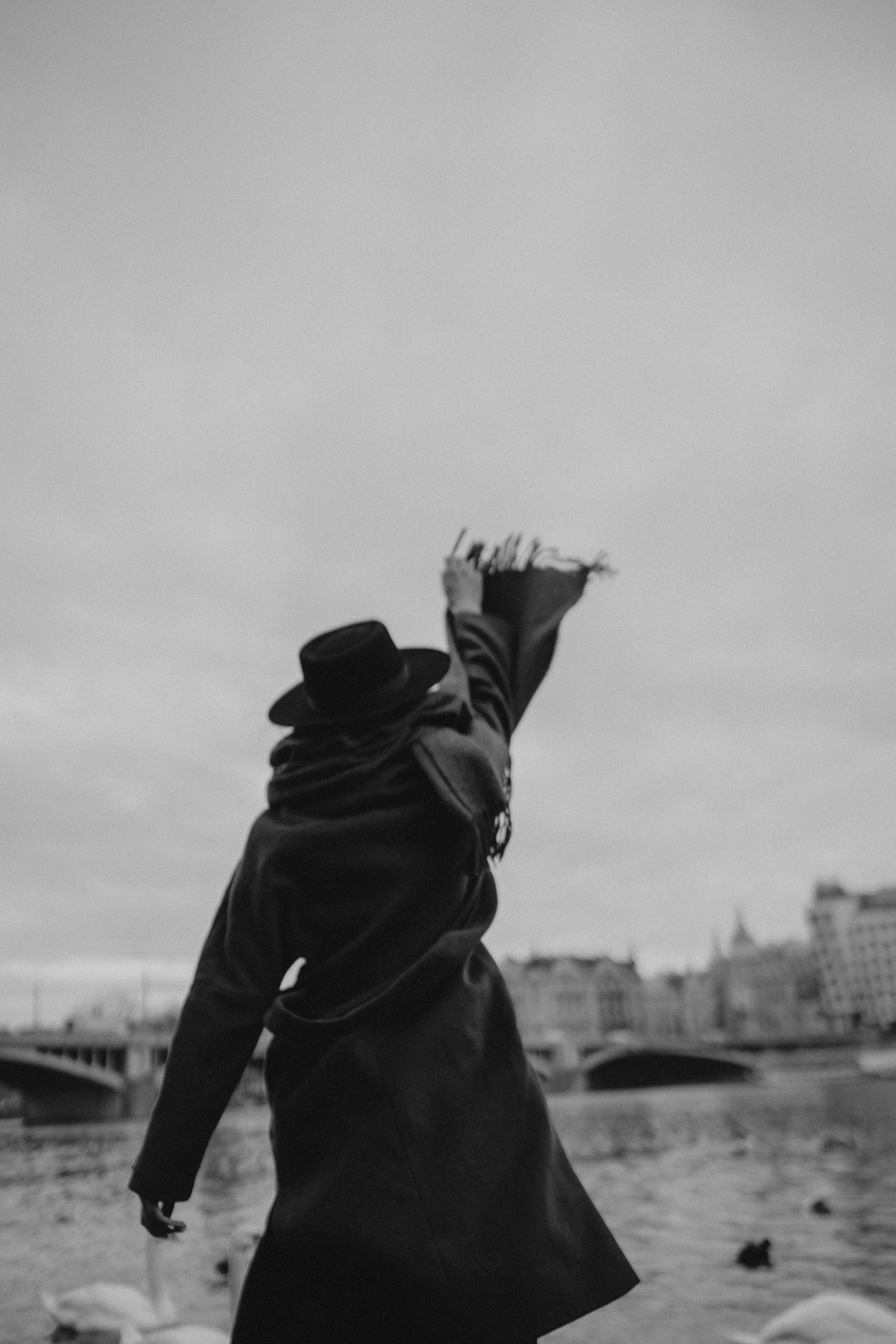 River, coat and birds. Фотограф в Праге Анна Лебедева