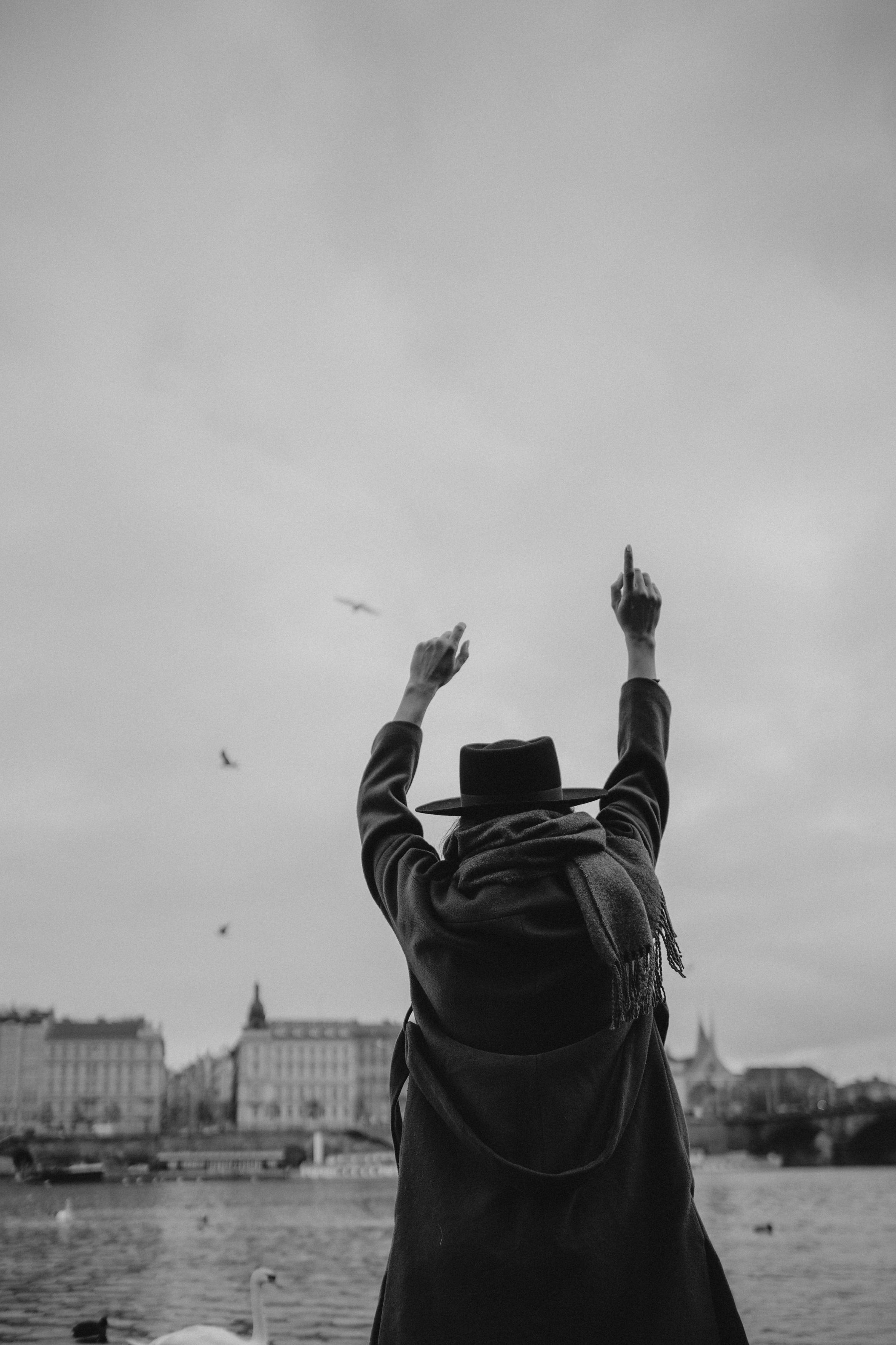 River, coat and birds. Фотограф в Праге Анна Лебедева