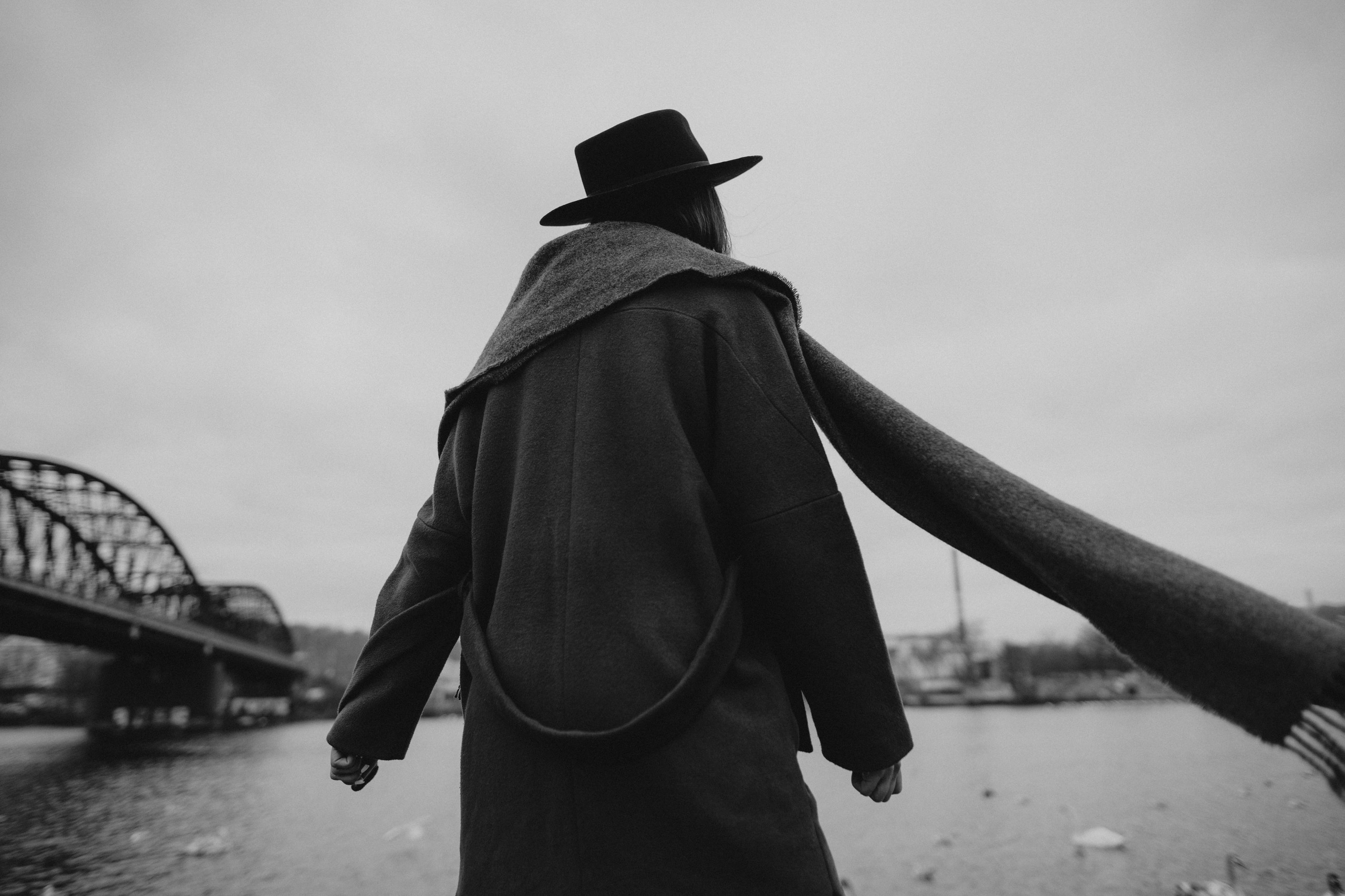 River, coat and birds. Фотограф в Праге Анна Лебедева