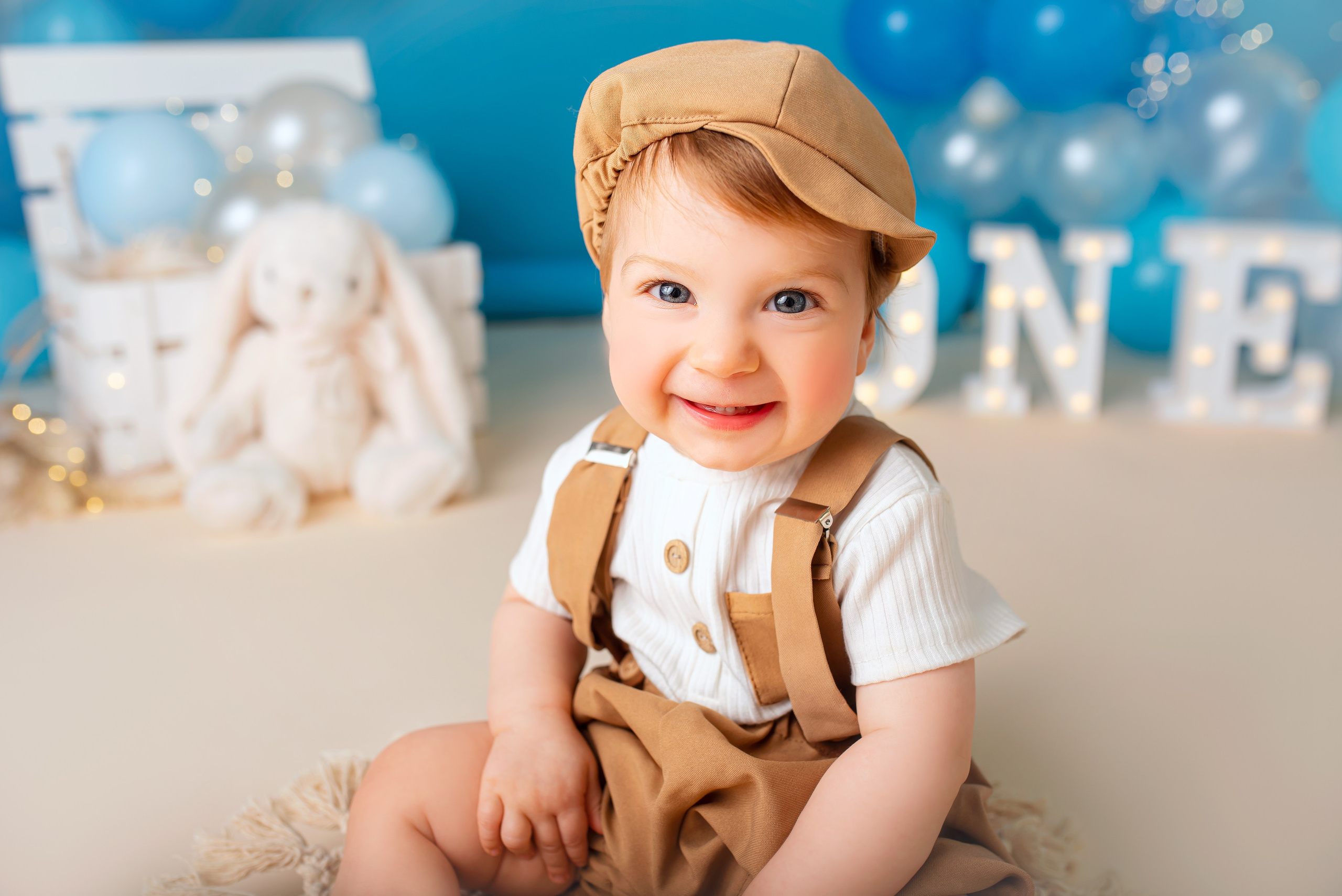 Cake smash photoshoot for One Year. Newborn photographer and Photography Educator in Prague Yana Stelmakh