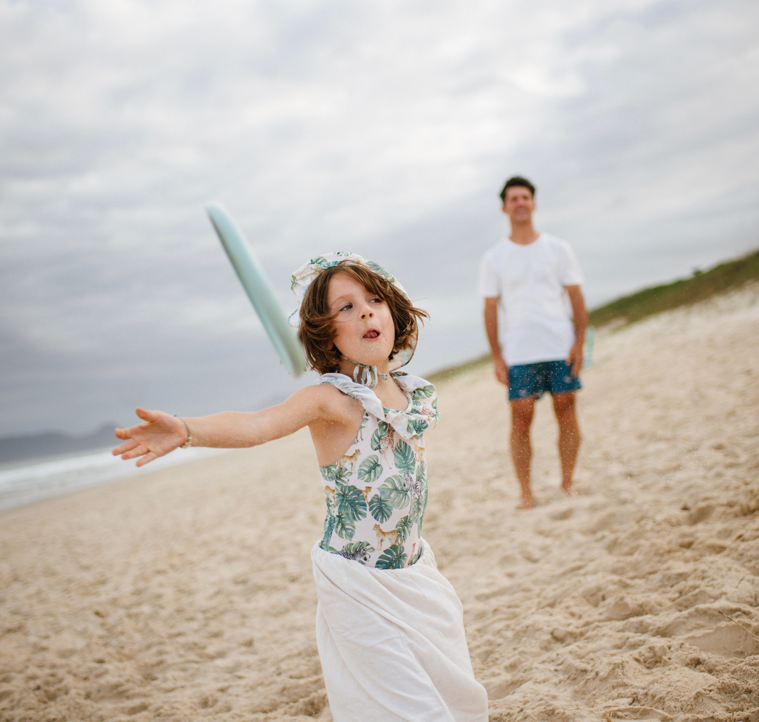 Joga de frisbee. Fotógrafo de família e crianças