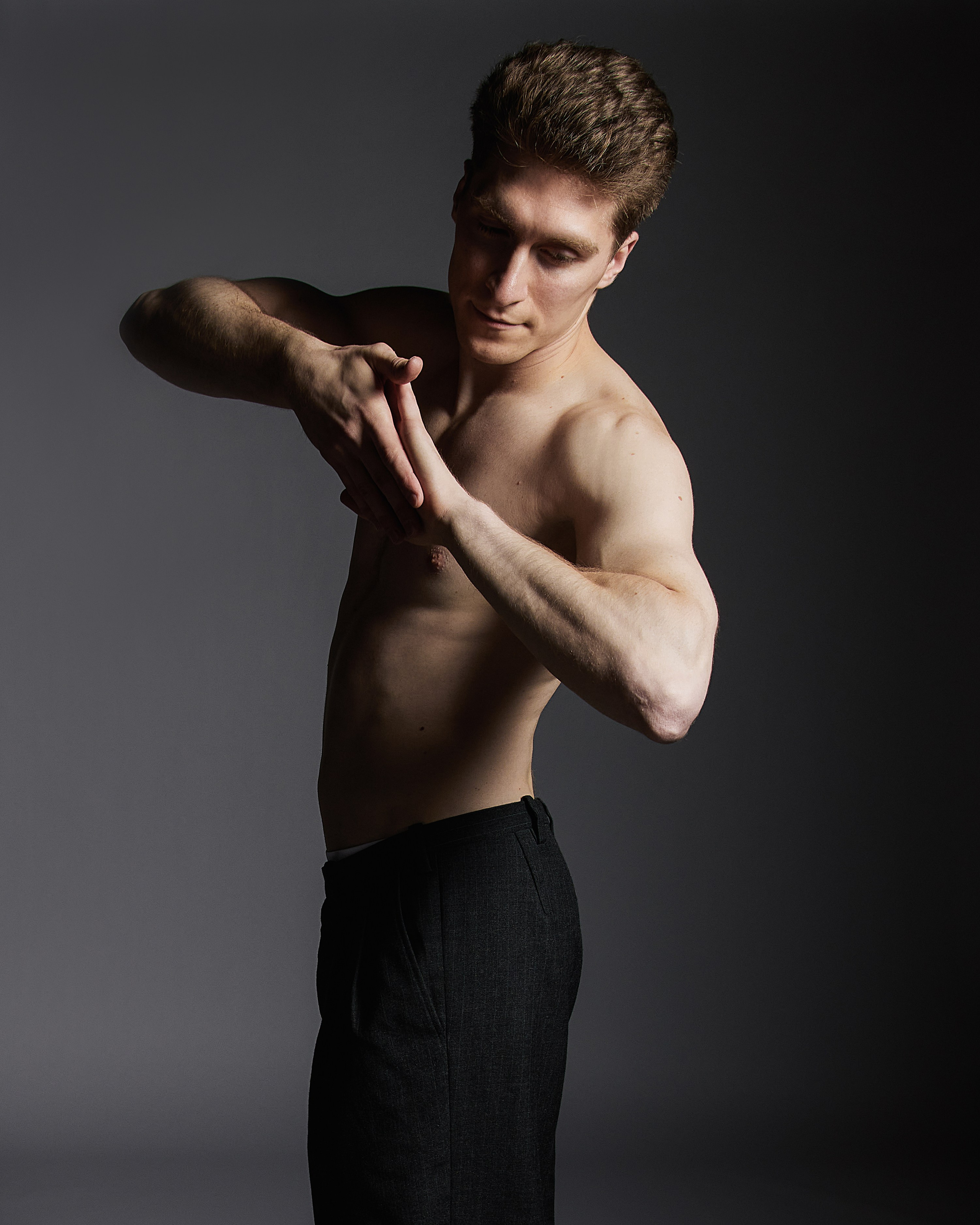 retrato de modelo masculino en estudio con iluminación profesional