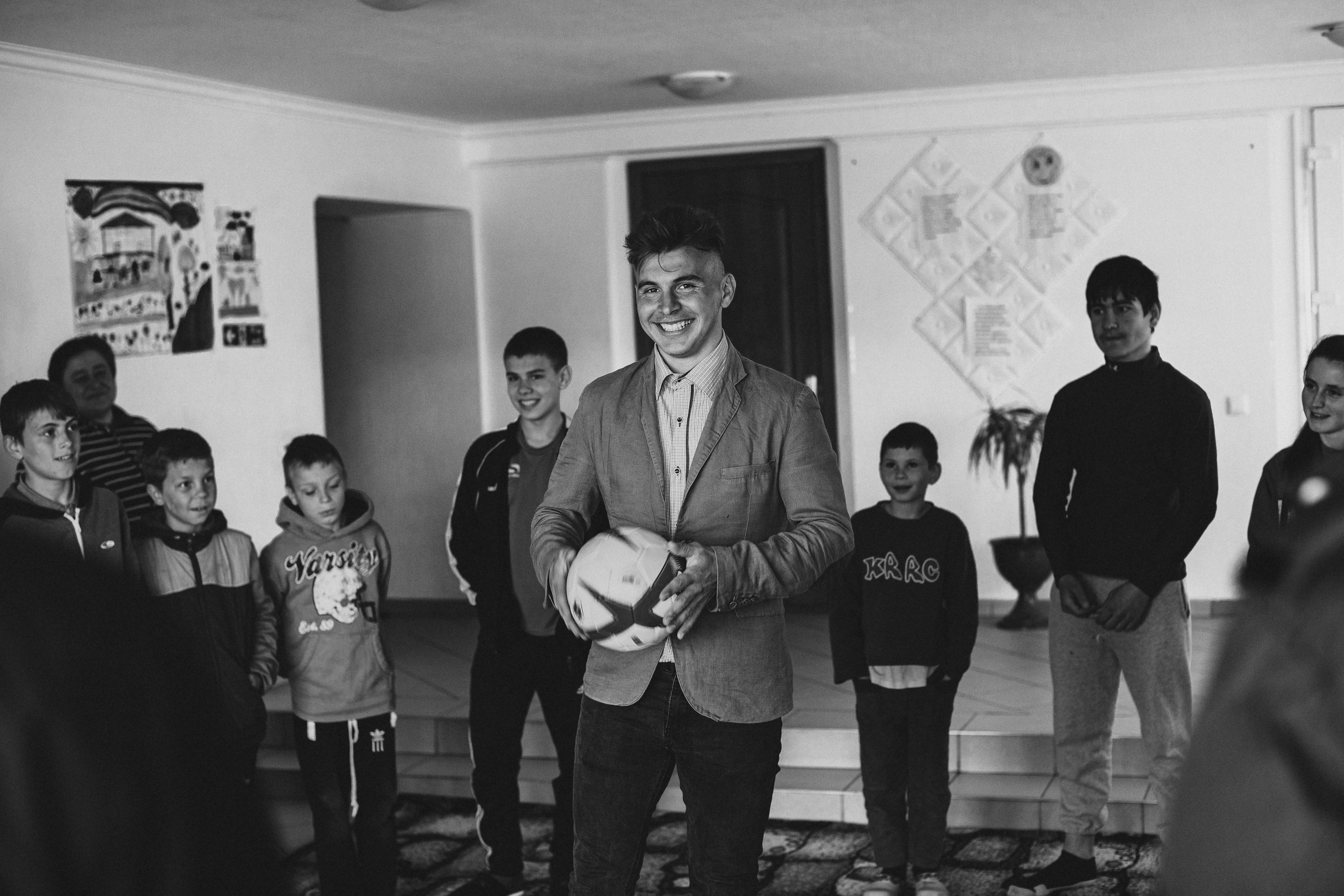 портрет чёрно-белый  социальная фотография Детский дом мальчики с мячом