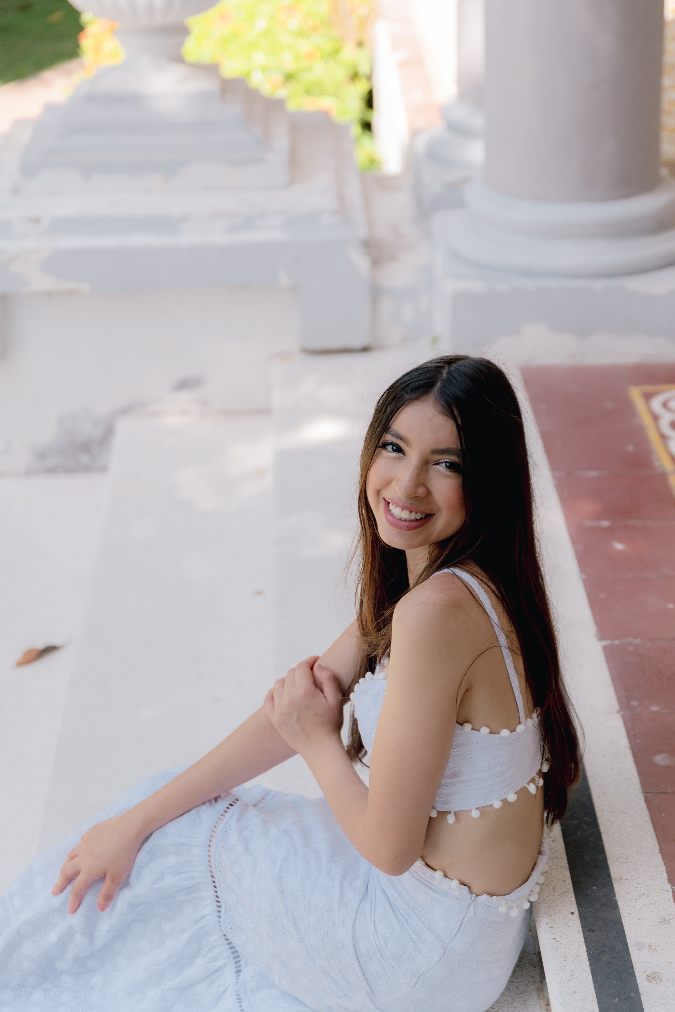 Posado artístico quinceañera en arquitectura columnata blanca fotografía profesional BanderArt