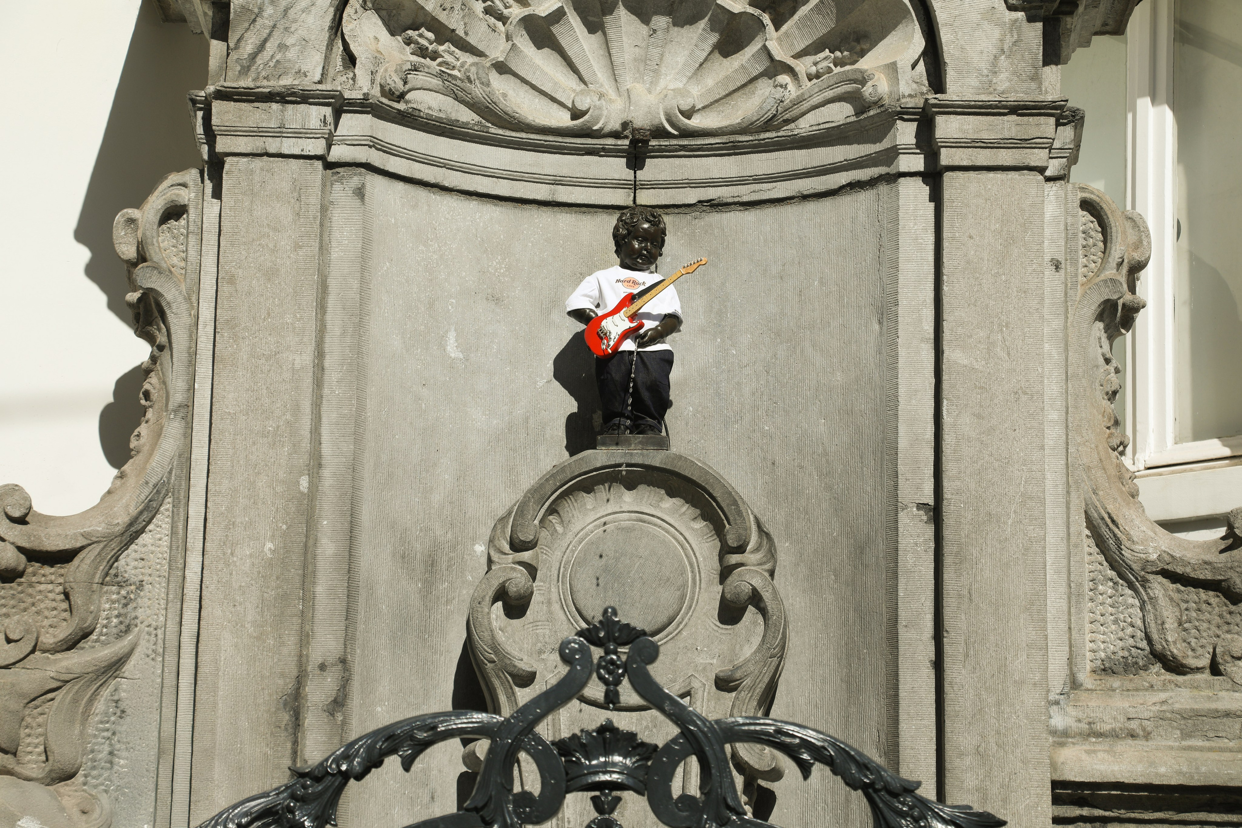 Manneken Pis Statue Wearing a Hard Rock Cafe Outfit in Brussels