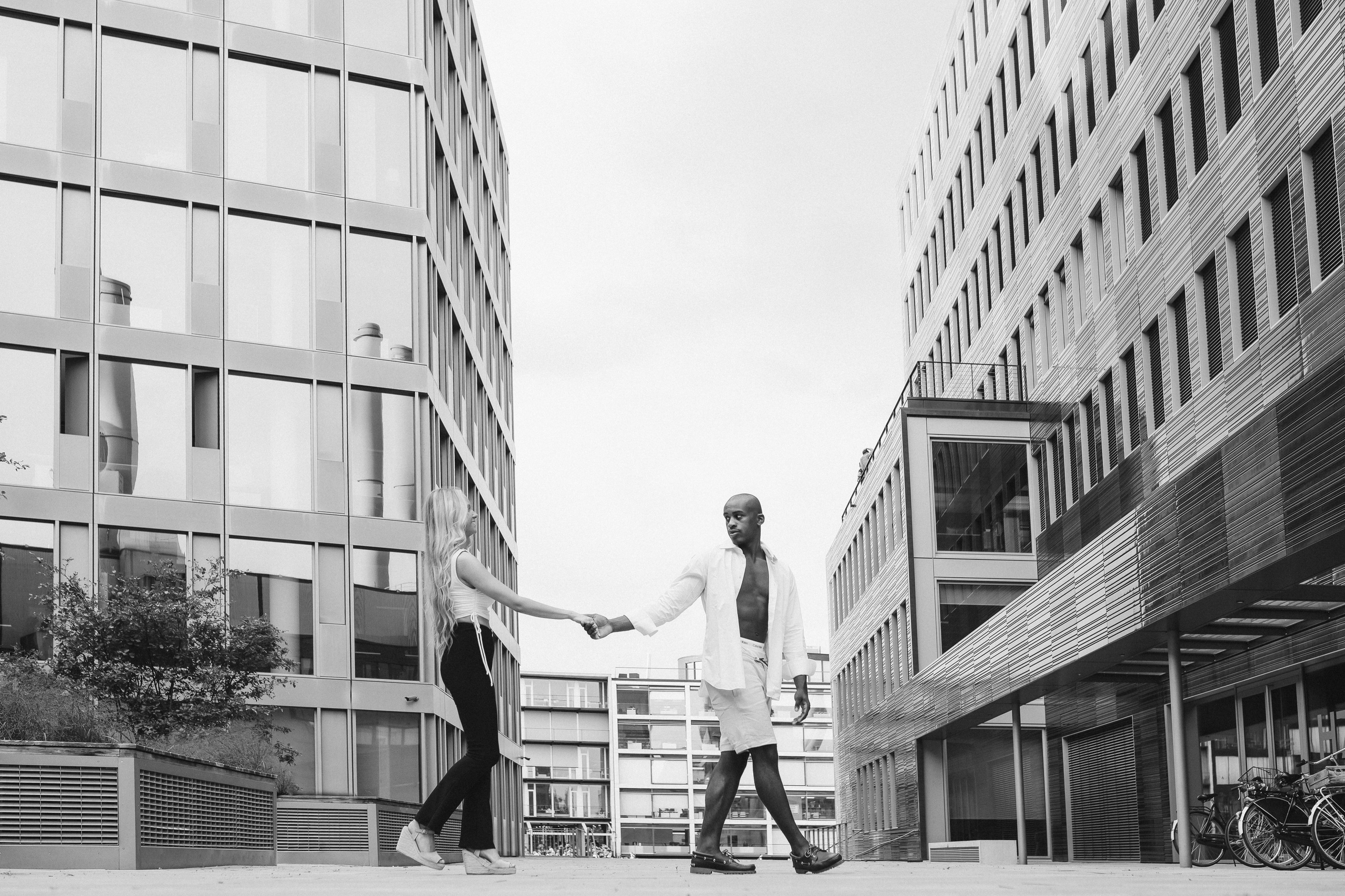 Love Story Münster Haven. Schwarz-weiß Fotografie in Münster. Fotografin Viktoria Roschen