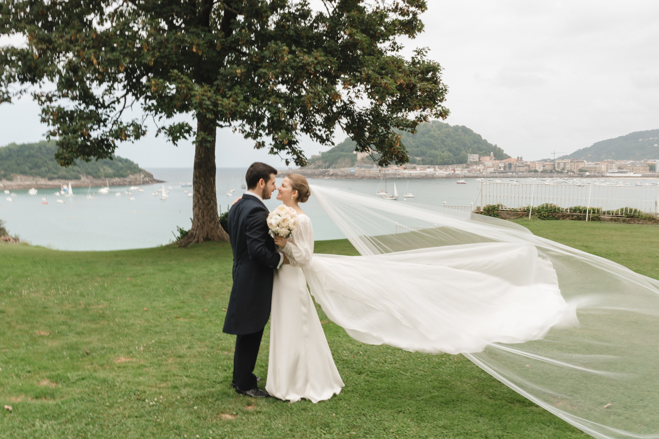 Elegancia y alegría familiar. Boda de Andrés y Lucía en San Sebastián. Holigood foto y video reportaje de bodas en San Sebastián y Europa
