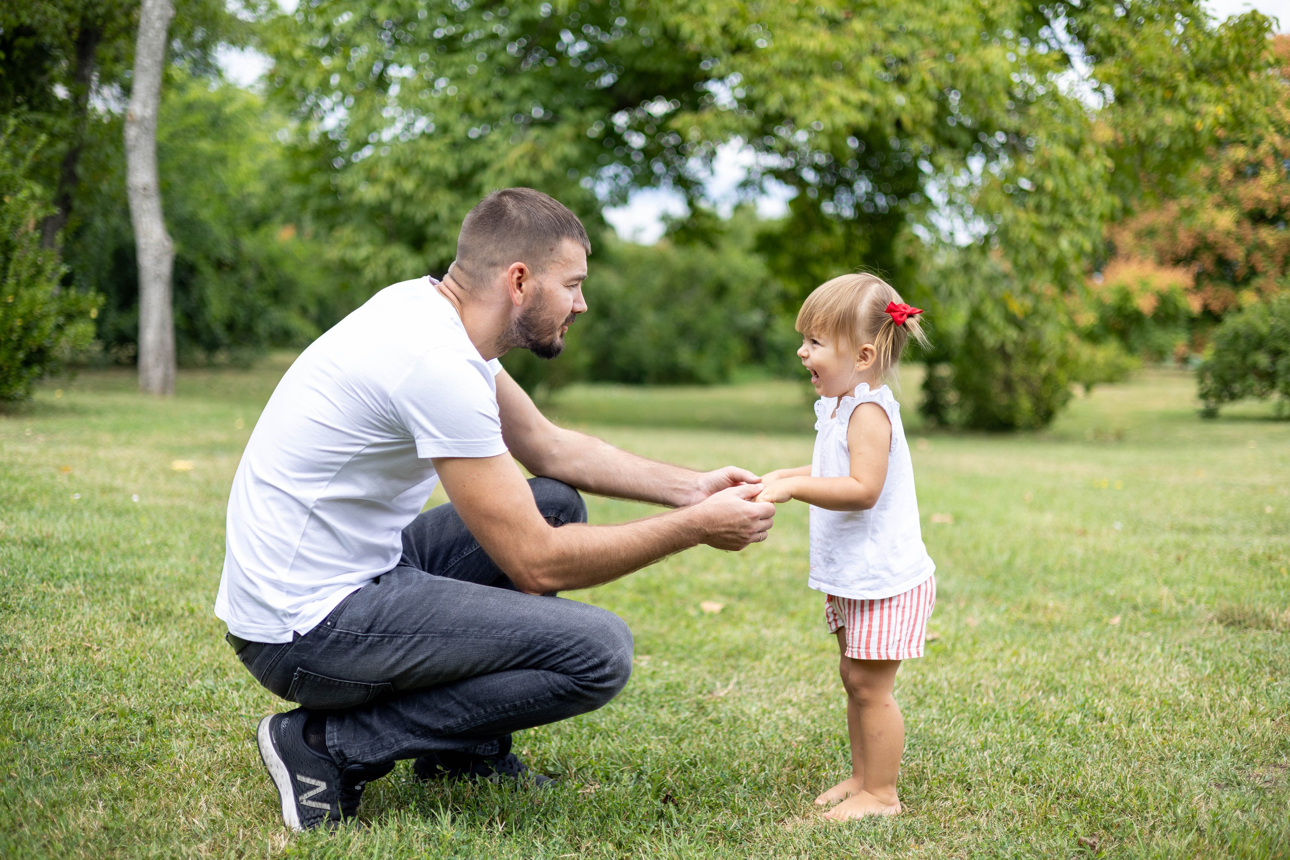 Фотосессия девочки с арбузом в зелёном парке Кишинёва. Семейный фотограф Кишиневе, Молдова Врабий Ольга