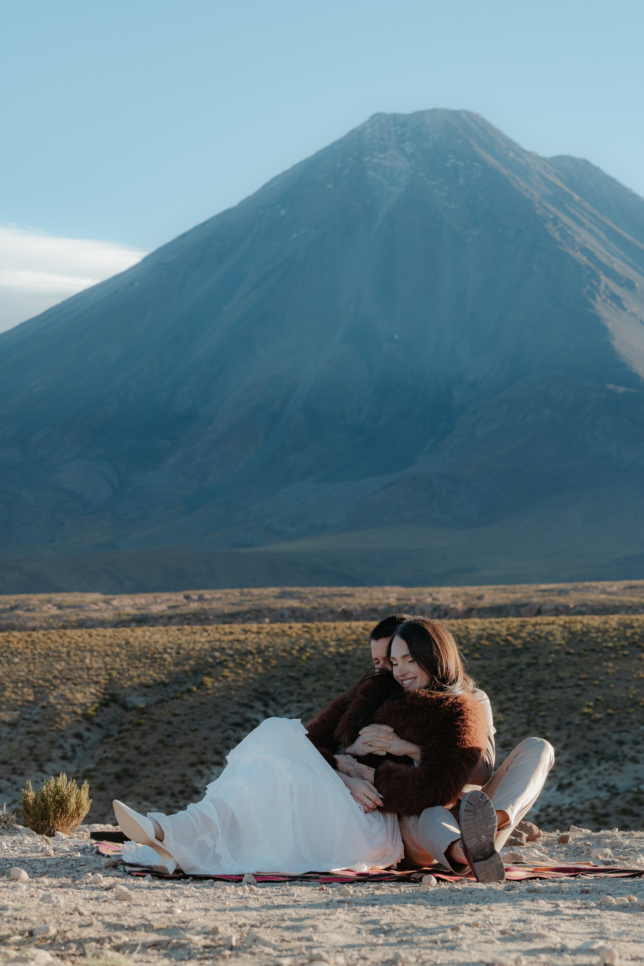Pre-wedding no mirante do vulcão Licancabur. Photographer in San Pedro de Atacama