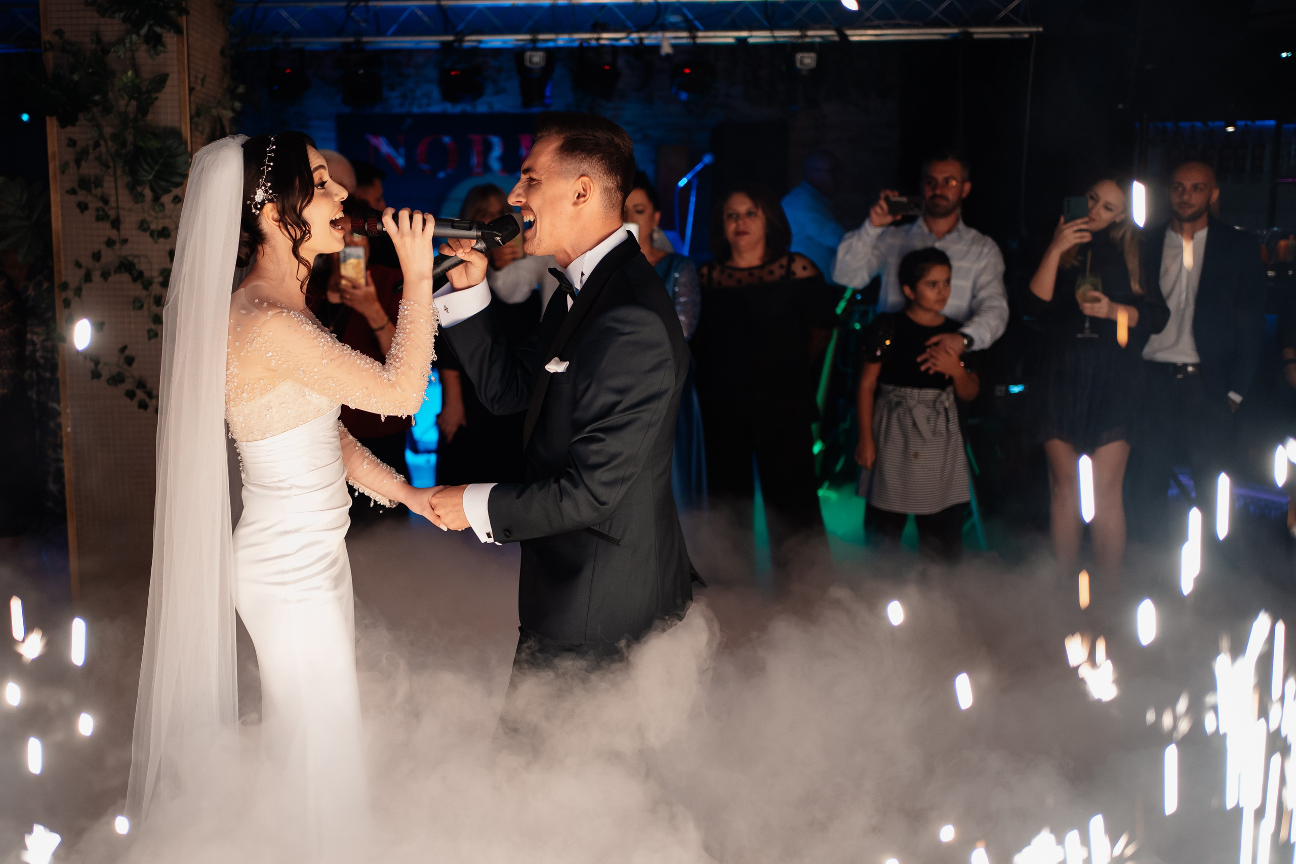 Moment emoționant între miri în ziua nunții, surprins într-un cadru natural și romantic, la Drobeta Turnu Severin. Fotografie de nuntă profesională, editată artistic pentru a evidenția emoția și eleganța evenimentului.