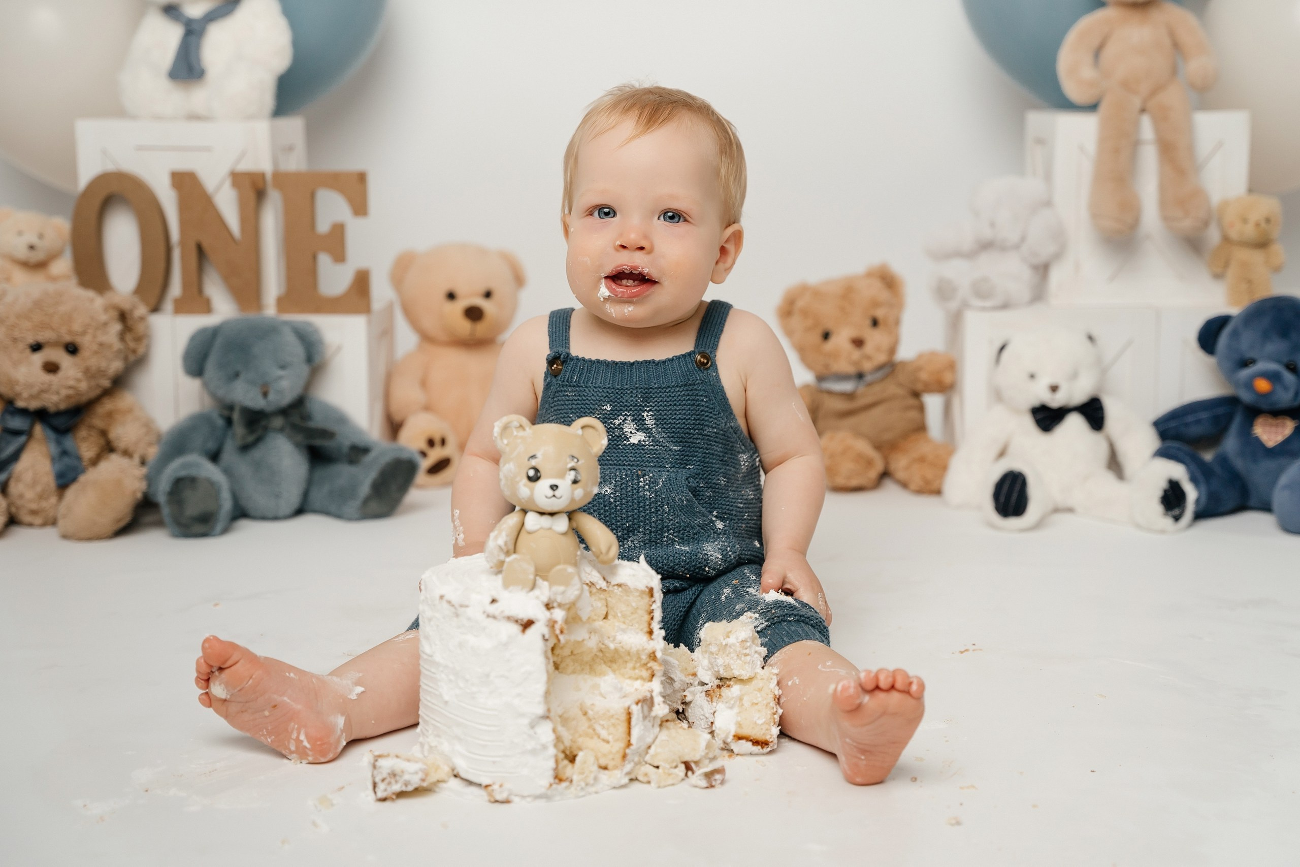 First birthday cake smash session. Newborn and family photographer. Hills District. Sydney