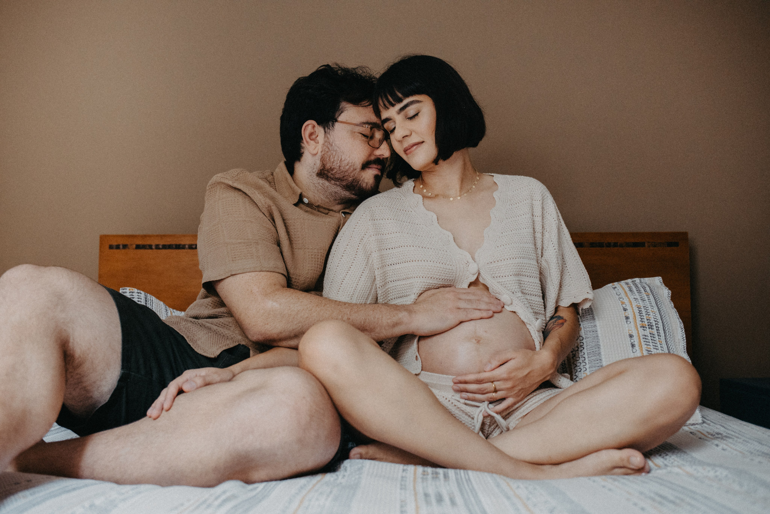 M + L + F — Ensaio gestante bem aconchegante em casa! (mas teve estúdio também). Fotografia de casamento em Belo Horizonte