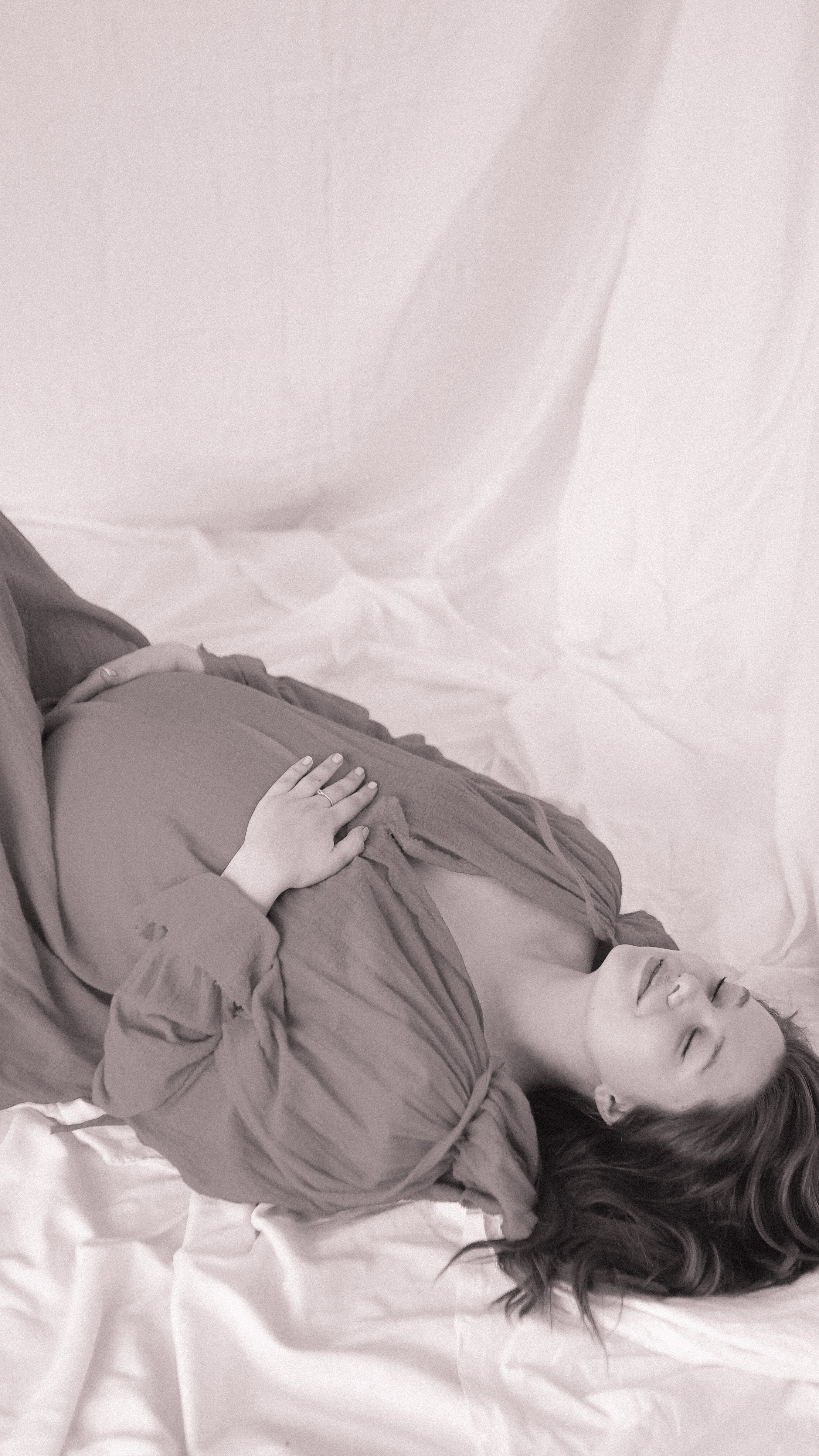 Mother Earth: Proiect de Fotografie Maternitate | Mădălina Beda. Madalina Beda- Artist vizual, fotograf, doula la nastere, consultant babywearing Brasov si in toata tara