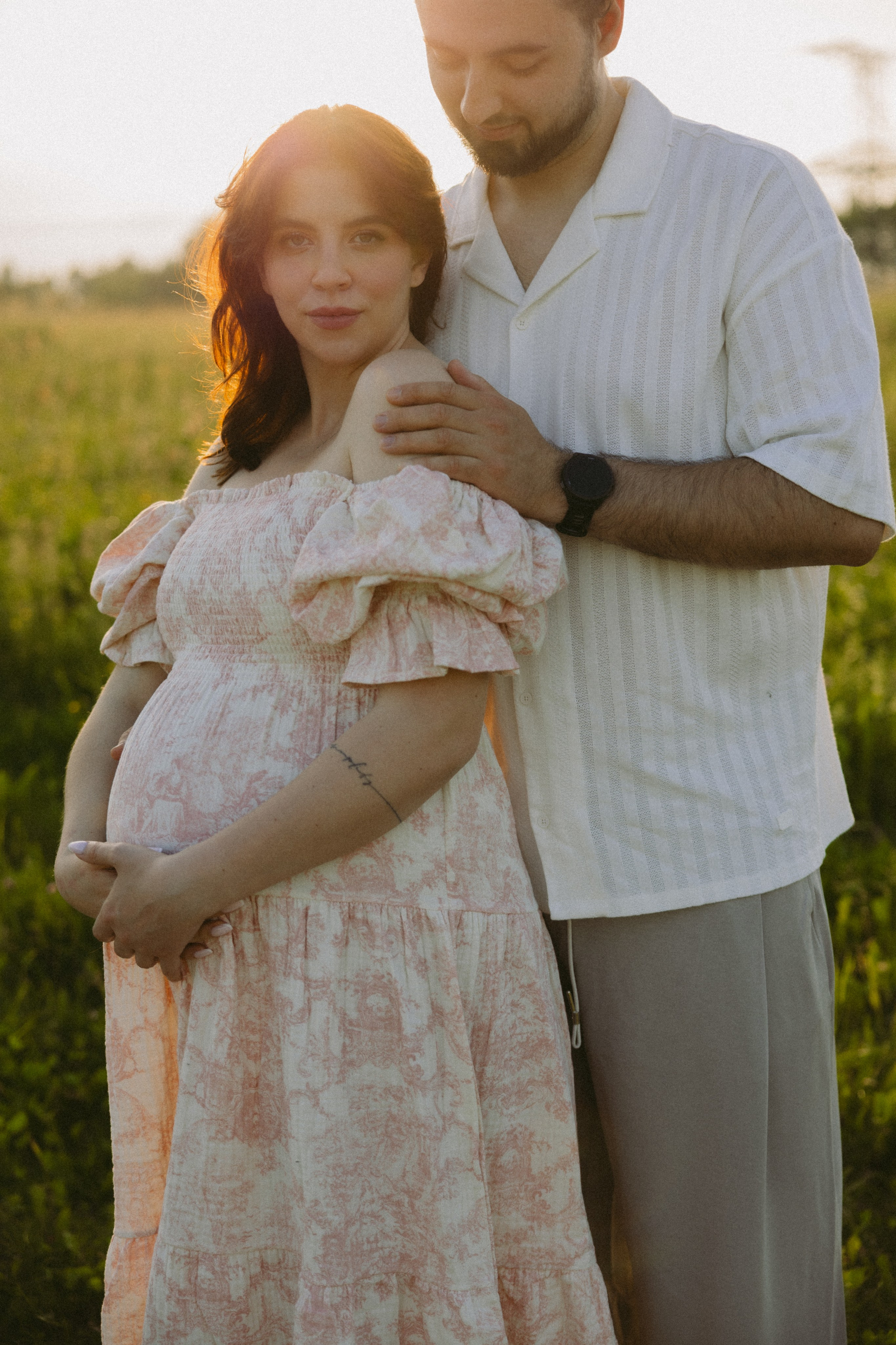 Lera & Maksim | laukimo fotosesija pievoje saulei besileidžiant. Vestuvių ir šeimų fotografė Lena Bondarenko / belove photo