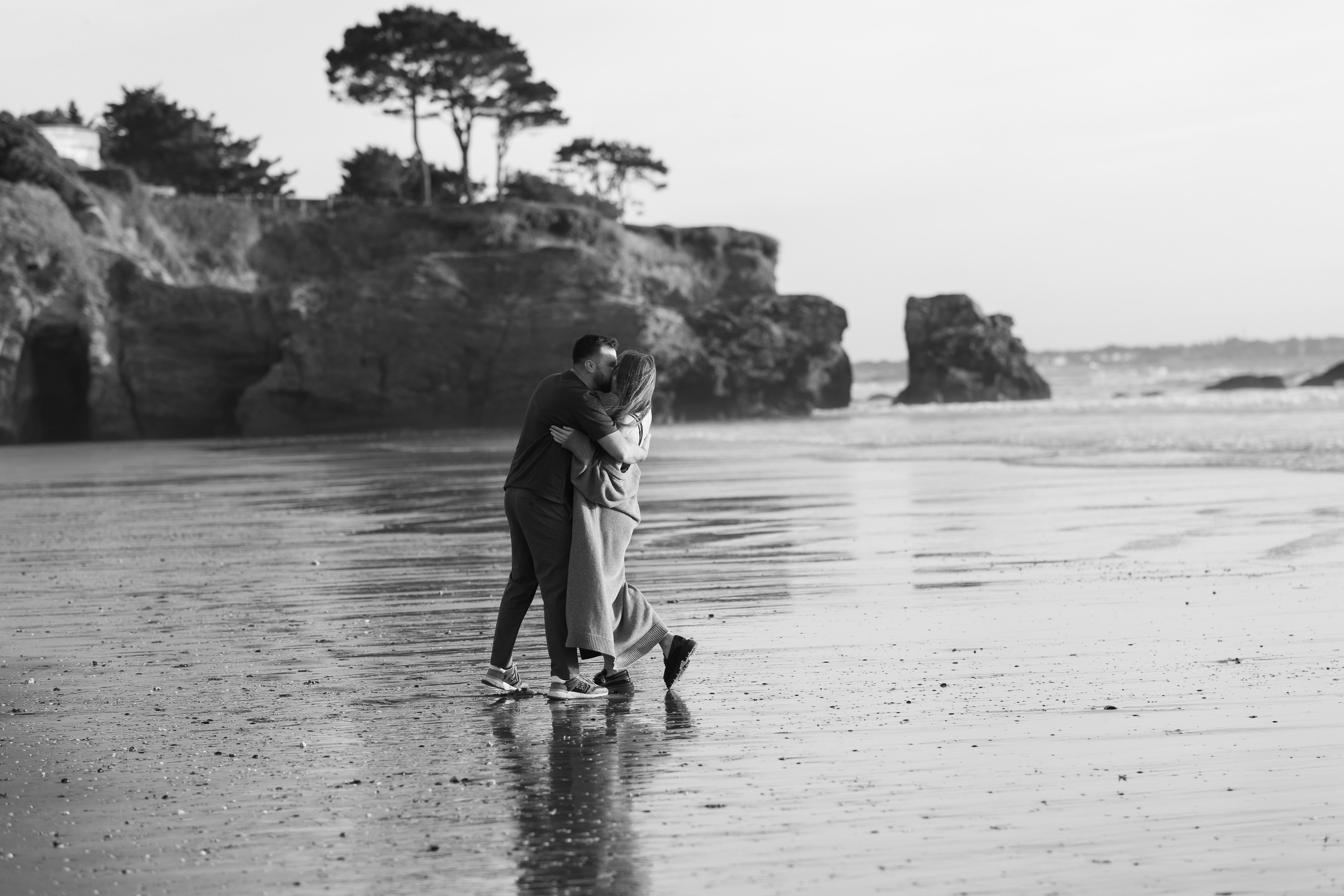 Sunset maternity photoshoot. Annah Louwagie — Lifestyle photographer for couples, families & brands | France & worldwide