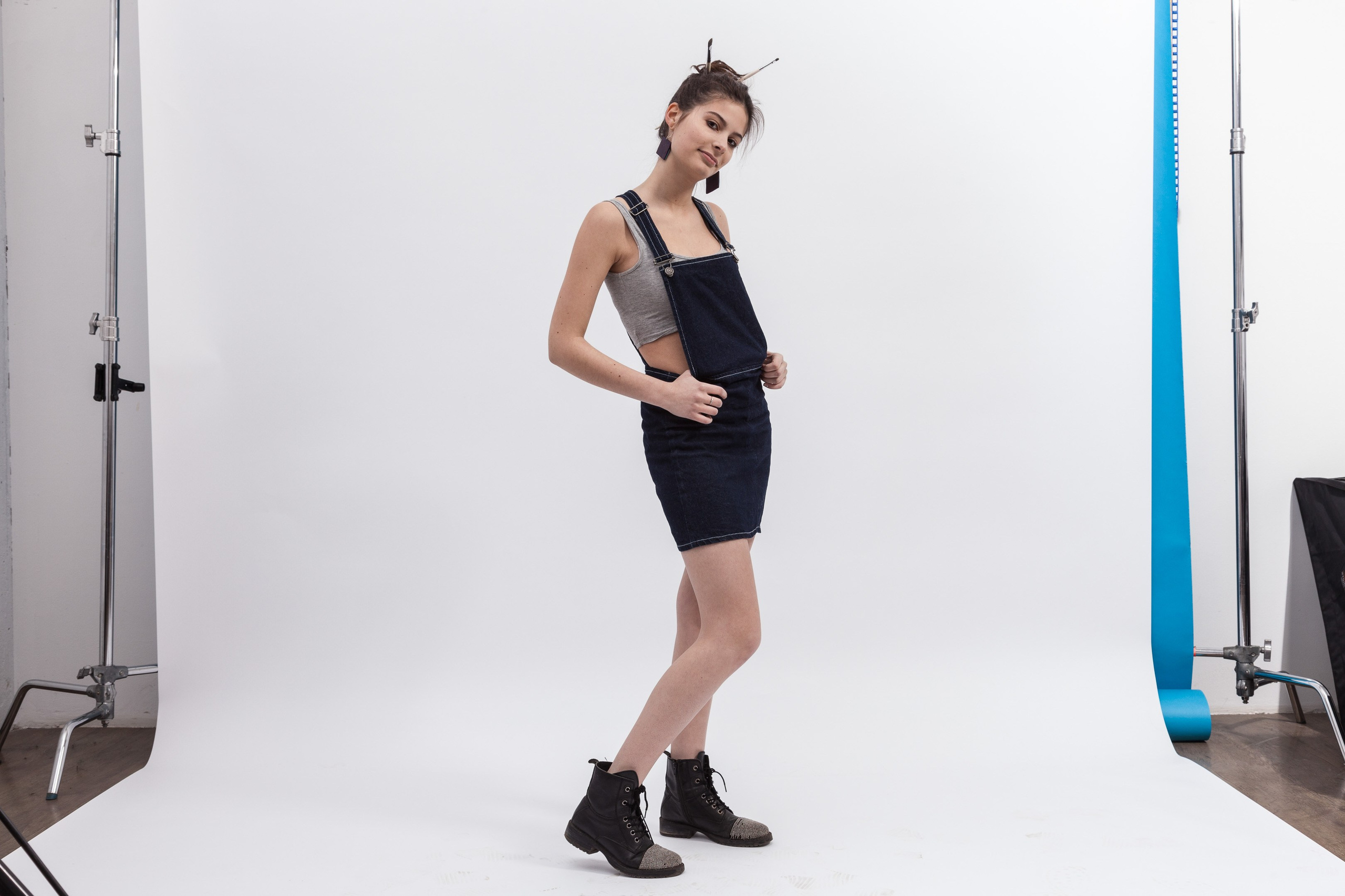 Portrait of a young artist girl on white studio background - photographer Andrey Dunin