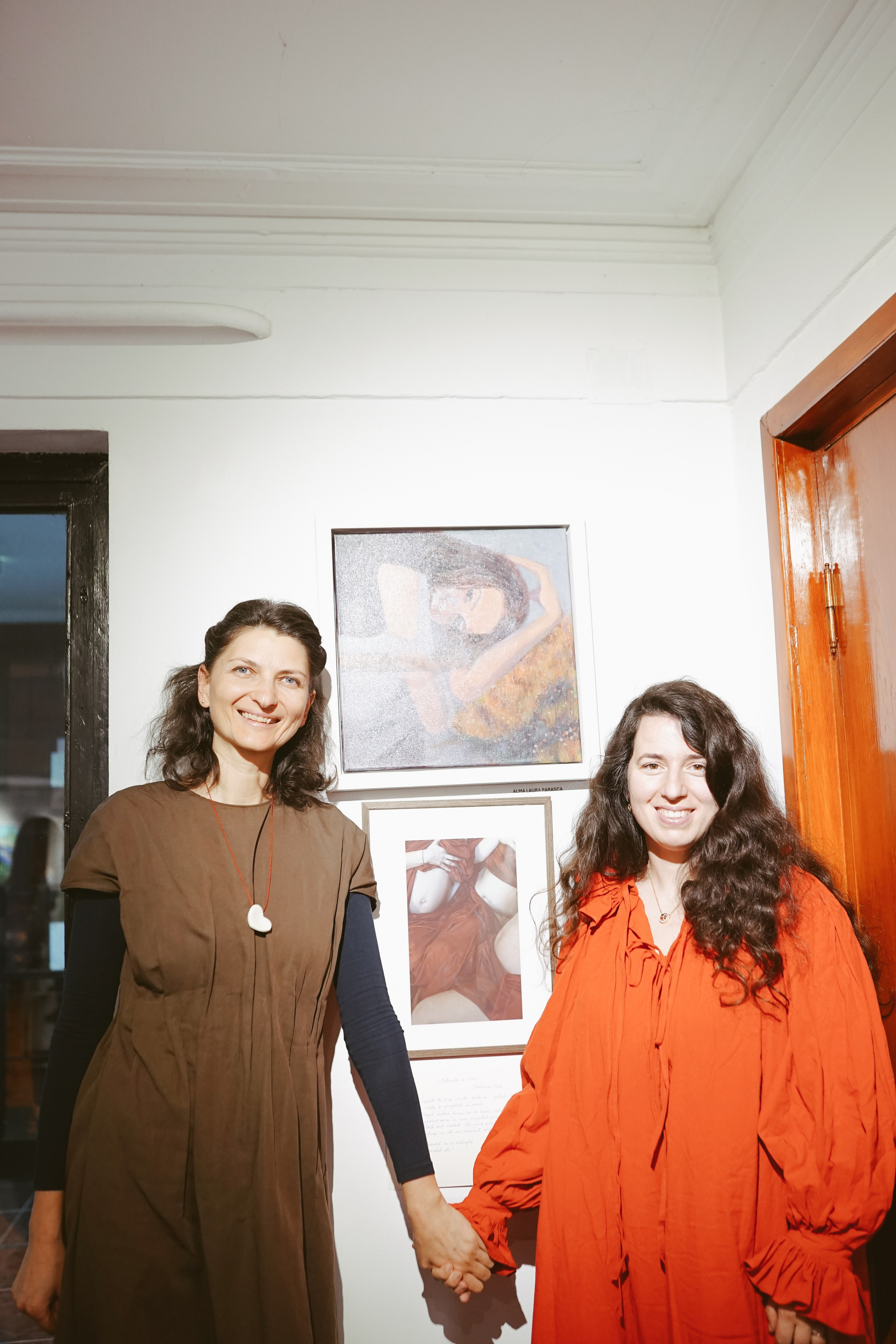 Expoziție Foto Maternitate Brașov | Mădălina Beda. Madalina Beda- Artist vizual, fotograf, doula la nastere, consultant babywearing Brasov si in toata tara