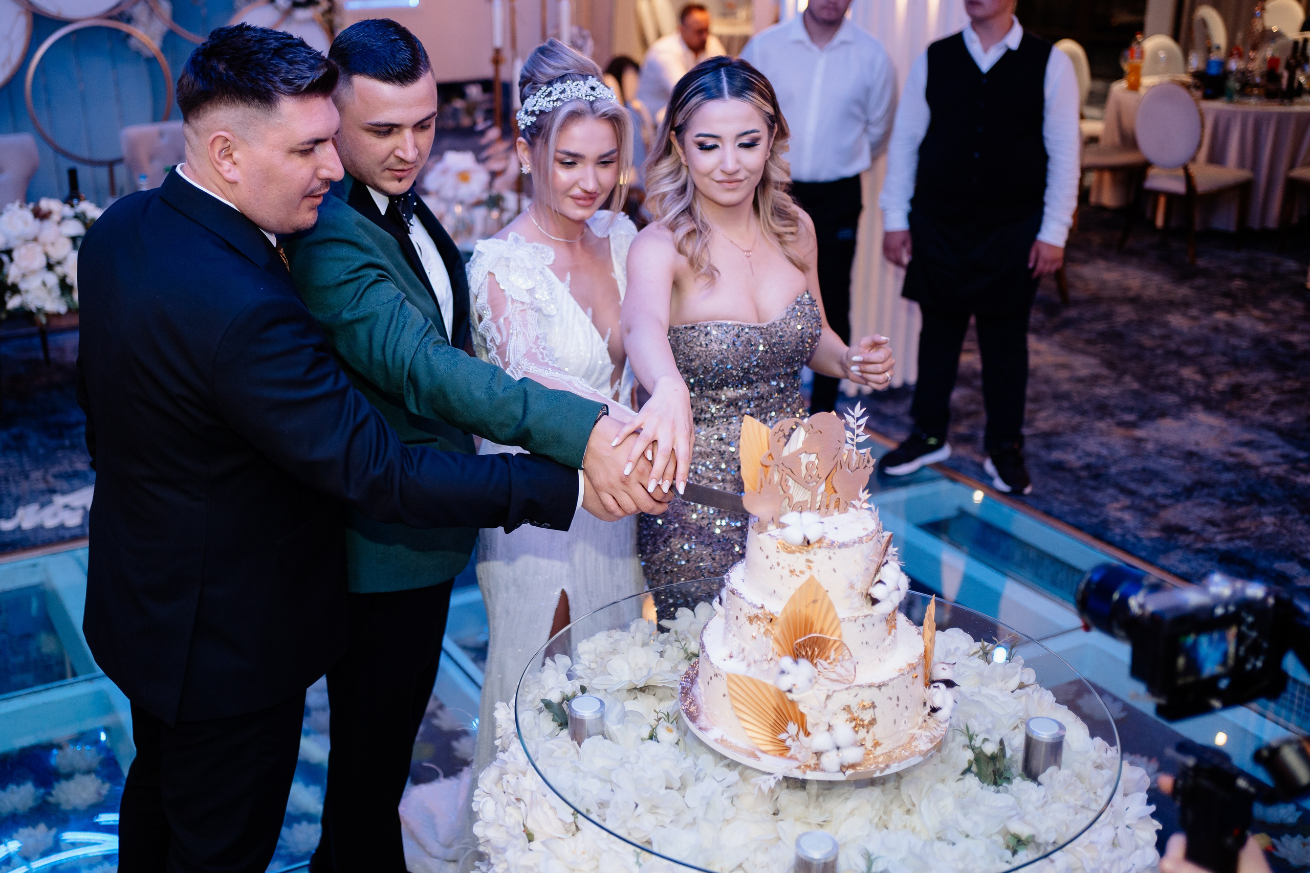 Moment emoționant între miri în ziua nunții, surprins într-un cadru natural și romantic, la Bolintin-Vale. Fotografie de nuntă profesională, editată artistic pentru a evidenția emoția și eleganța evenimentului.