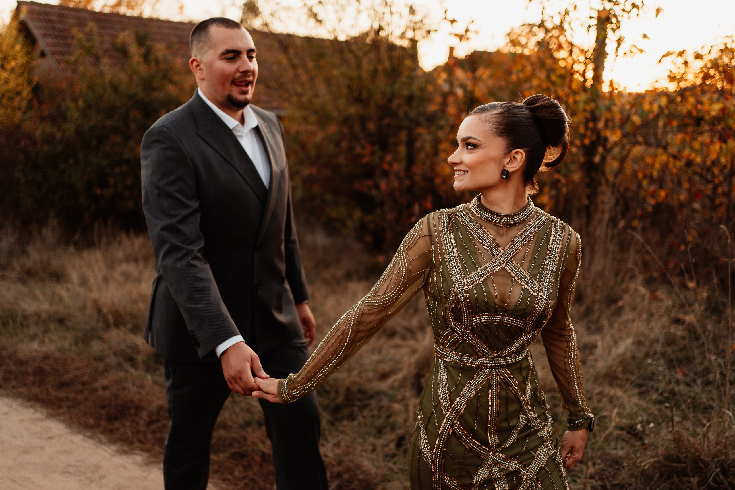 Instantaneu plin de tandrețe dintre părinți și bebeluș în ziua botezului, realizat în Craiova. Fotografie profesională de botez, capturând emoțiile autentice ale familiei într-un decor luminos și cald