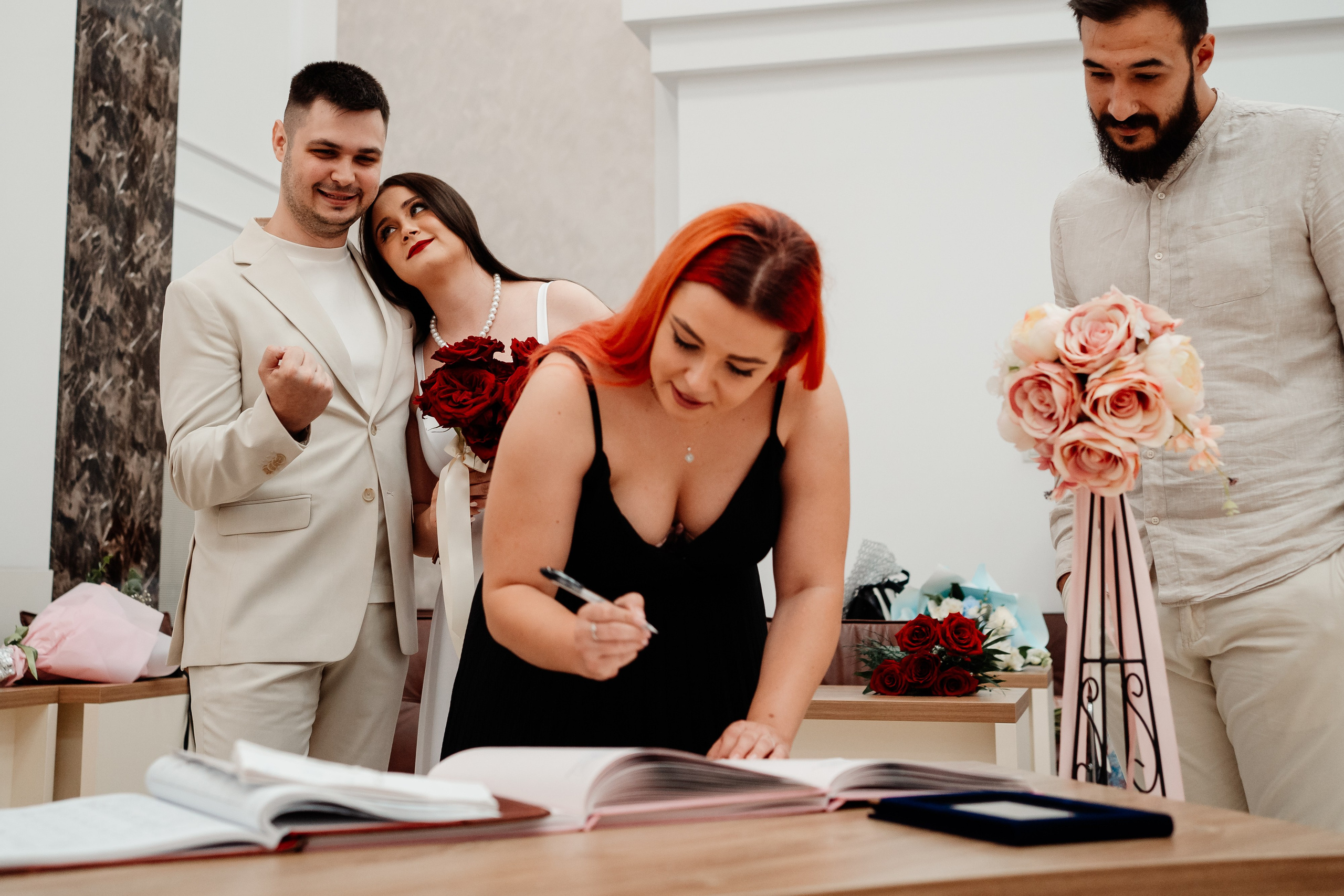 Miri fericiți în fața oficiului stării civile din Ilfov, celebrând începutul unei noi vieți împreună. Fotografie de cununie civilă, capturând naturalețea și bucuria momentului special.