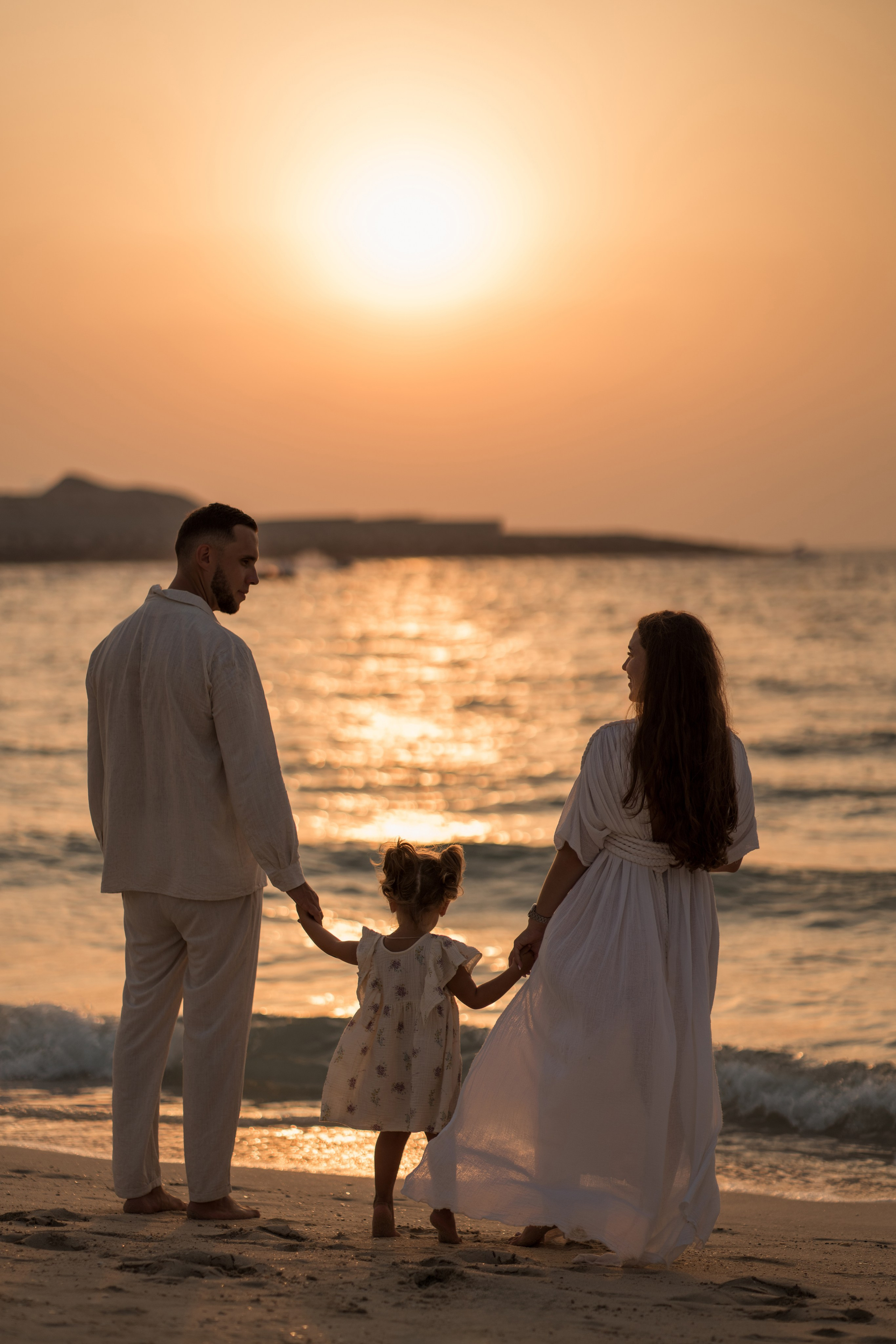 Golden hour, growing love. Angela Iakovleva — Family Photographer in Dubai