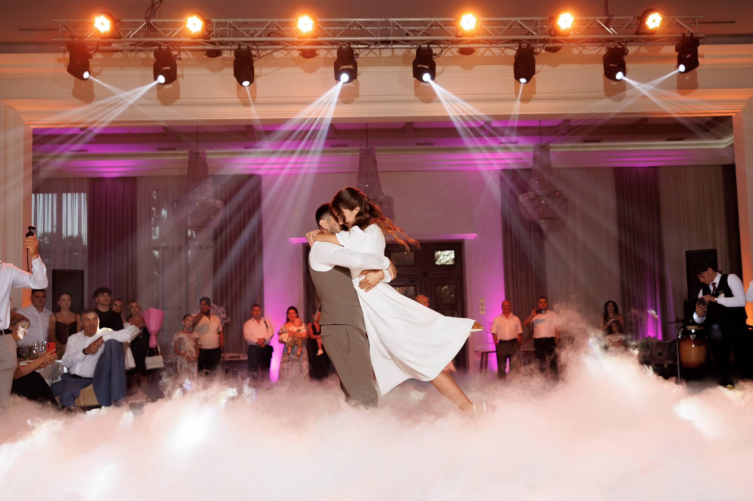 Eugen & Livia — Grand Elysee — Wedding Day. Servicii Foto și Video 067188353